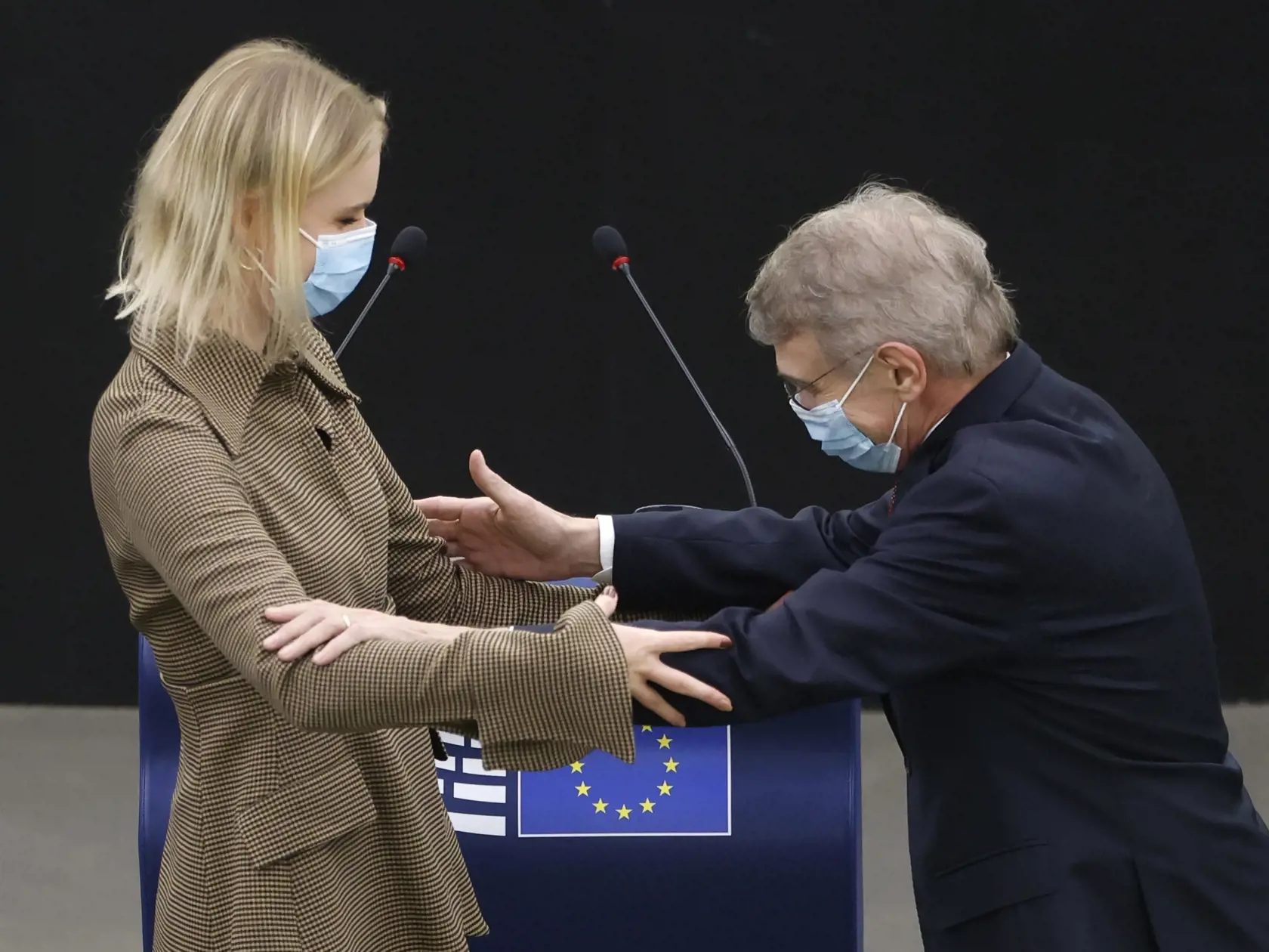 JB 28 Štrasburg - Darja Navaľná (vľavo), dcéra väzneného ruského opozičného politika a protikorupčného aktivistu Alexeja Navaľného sa objíma s predsedom Európskeho parlamentu (EP) Davidom Sassolim počas slávnostného odovzdania  tohtoročnej Sacharovovej ceny za slobodu myslenia na plenárnom zasadnutí Európskeho parlamentu v Štrasburgu 15. decembra 2021. Konferencia predsedov EP v októbri prisúdila tohoročnú Sacharovovu cenu Alexejovi Navaľnému. Ruského opozičného politika a dlhodobého kritika pre