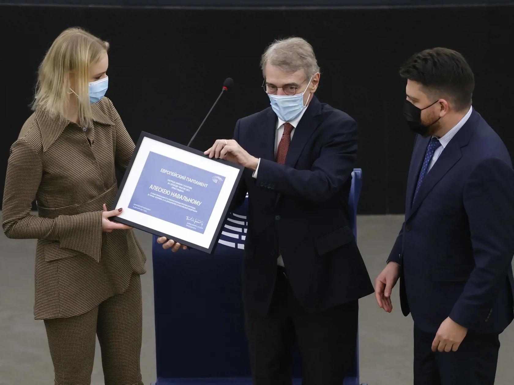 JB 26 Štrasburg - Darja Navaľná (vľavo), dcéra väzneného ruského opozičného politika a protikorupčného aktivistu Alexeja Navaľného preberá tohtoročnú Sacharovovu cenu za slobodu myslenia z rúk predsedu Európskeho parlamentu (EP) Davida Sassoliho (uprostred) počas plenárneho zasadnutia Európskeho parlamentu v Štrasburgu 15. decembra 2021. Konferencia predsedov EP v októbri prisúdila tohoročnú Sacharovovu cenu Alexejovi Navaľnému. Ruského opozičného politika a dlhodobého kritika prezidenta Vladimi