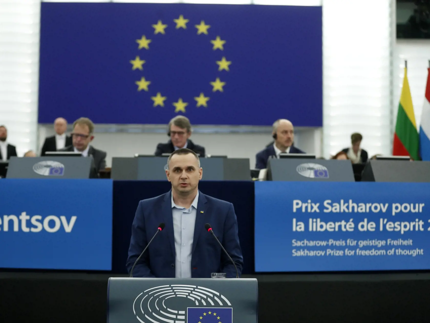 Wa 25 Štrasburg - Na snímke ukrajinský režisér Oleh Sencov, ktorý si na pôde Európskeho parlamentu (EP) v Štrasburgu prevzal v utorok 26. novembra 2019 Sacharovovu cenu za slobodu myslenia, ktorú mu zákonodarný zbor EÚ udelil v roku 2018. FOTO TASR/AP 


Ukrainian filmmaker Oleg Sentsov delivers his speech at the European Parliament Tuesday Nov. 26, 2019 in Strasbourg, eastern France. A year after he won Europe's top human rights award, Oleg Sentsov finally picked up the prize, following his rel
