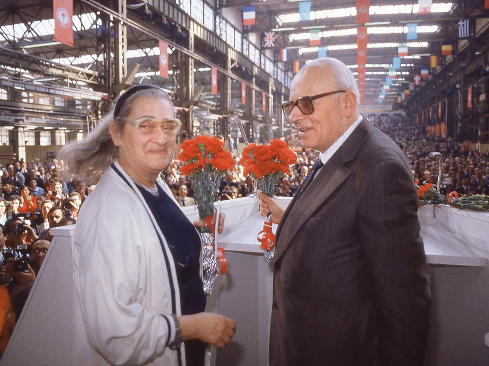 JELENA BONNEROVÁ a ANDREJ SACHAROV na konferencii socialistických strán v Taliansku v roku 1989. V rukách držia karafiáty – symbol socialistov.