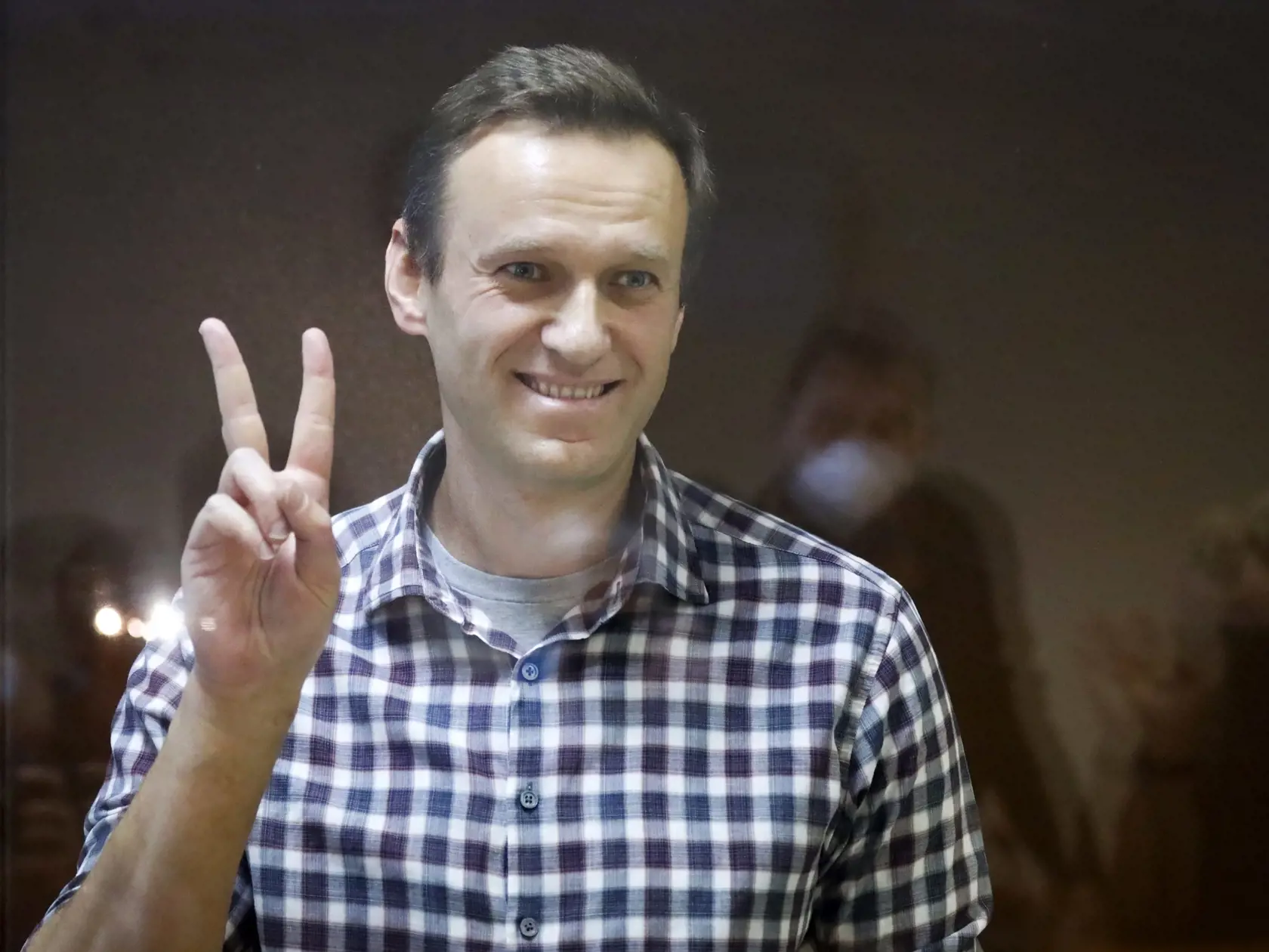 KK6 Moskva - Na archívnej snímke z 20. februára 2021 ruský opozičný líder Alexej Navaľnyj ukazuje znak víťazstva na súde v Moskve. Sacharovovu cenu za slobodu myslenia v roku 2021 získal ruský opozičný politik Alexej Navaľnyj. O víťazovi z užšej, trojčlennej nominácie kandidátov rozhodla v stredu 20. októbra 2021 Konferencia predsedov Európskeho parlamentu (EP) počas plenárneho zasadnutia v Štrasburgu. FOTO TASR/AP
FILE - In this Saturday, Feb. 20, 2021 file photo, Russian opposition leader Alex