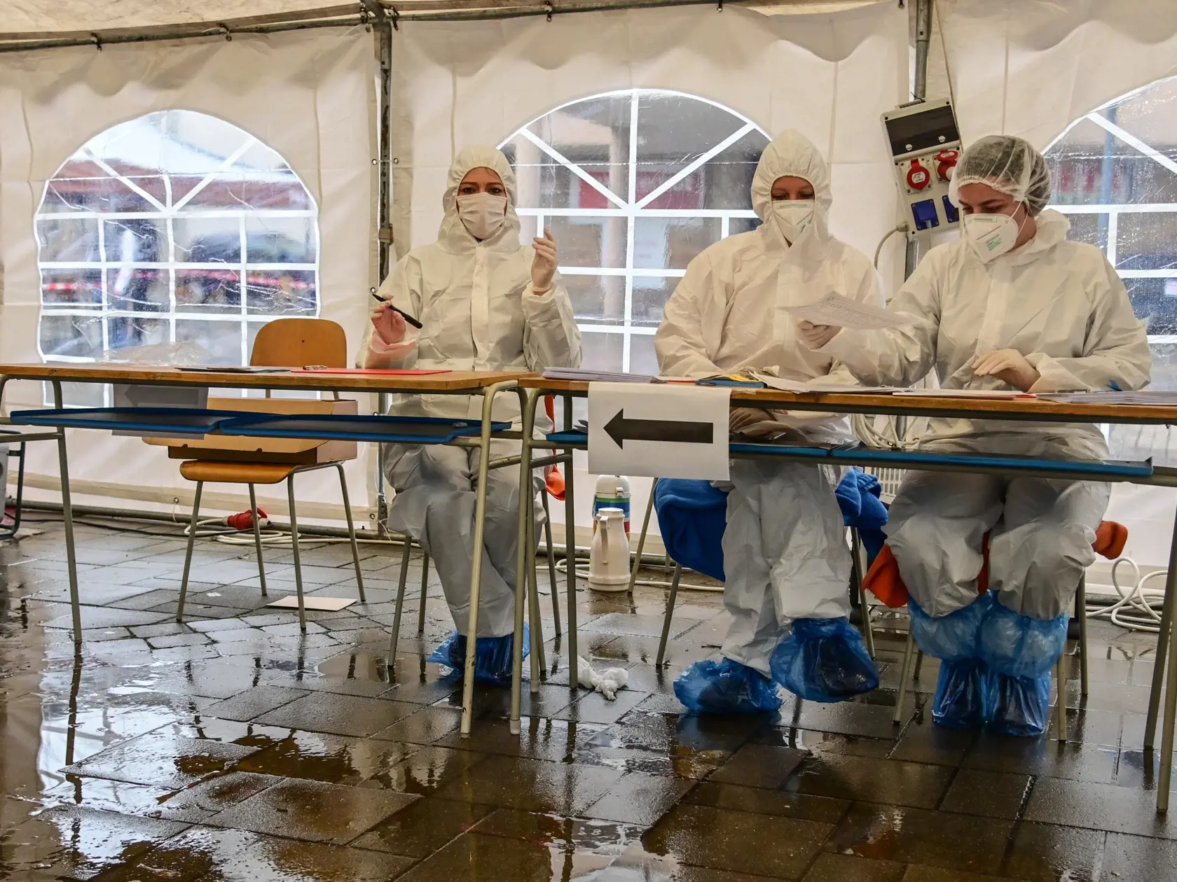 V nedeľu pokračovalo druhým dňom celoplošné testovanie na ochorenie COVID-19. Testovanie sa koná od soboty do 31. októbra do nedele 1. novembra. Na snímke zdravotnícki pracovníci počas plošného testovania v Myjave 1. novembra 2020. FOTO TASR - Róbert Fritz 