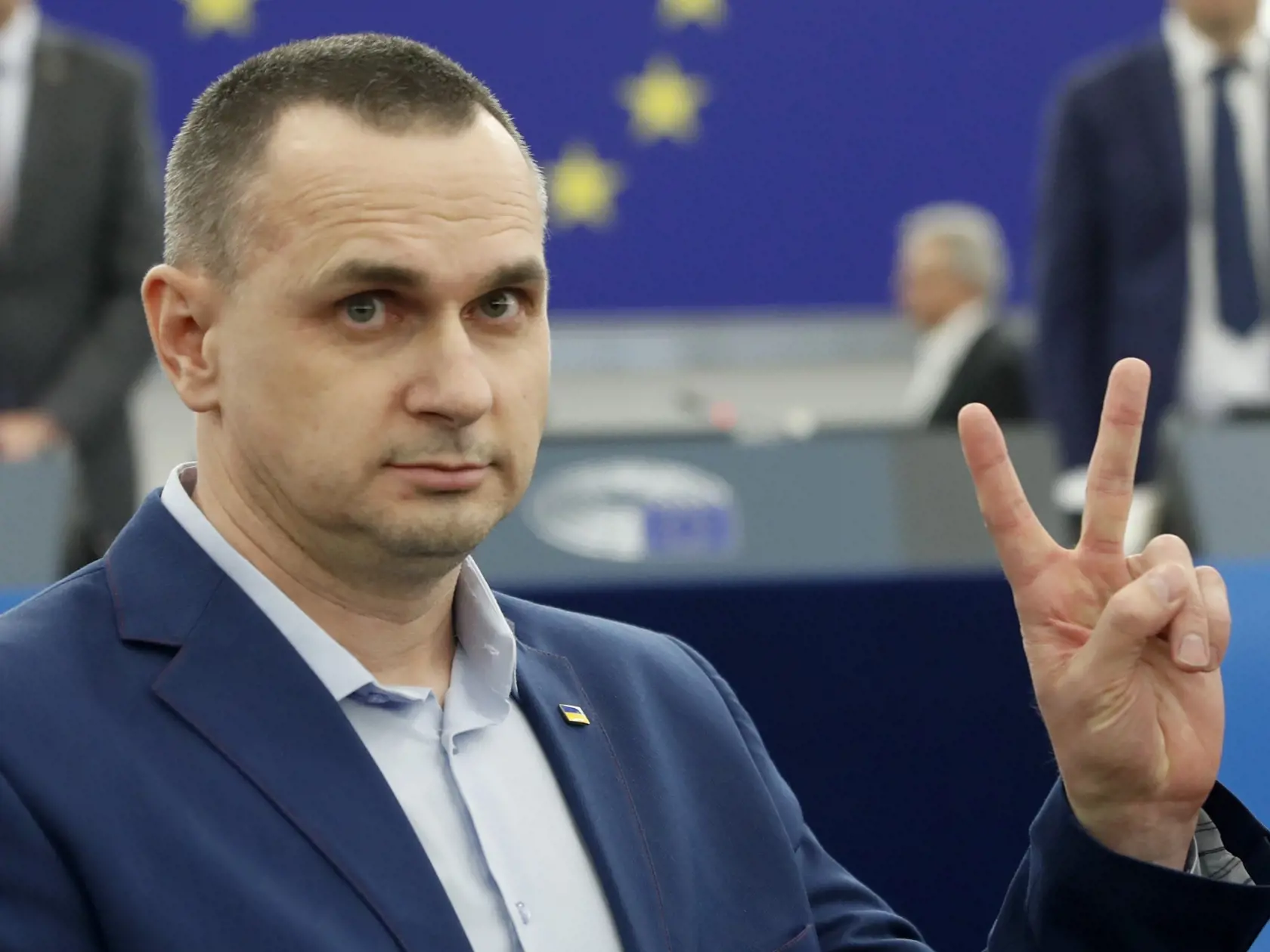 Wa 26 Štrasburg - Na snímke ukrajinský režisér Oleh Sencov, ktorý si na pôde Európskeho parlamentu (EP) v Štrasburgu prevzal v utorok 26. novembra 2019 Sacharovovu cenu za slobodu myslenia, ktorú mu zákonodarný zbor EÚ udelil v roku 2018. FOTO TASR/AP 


Ukrainian filmmaker Oleg Sentsov flashes the V sign at the European Parliament Tuesday Nov. 26, 2019 in Strasbourg, eastern France. A year after he won Europe's top human rights award, Oleg Sentsov finally picked up the prize, following his rele