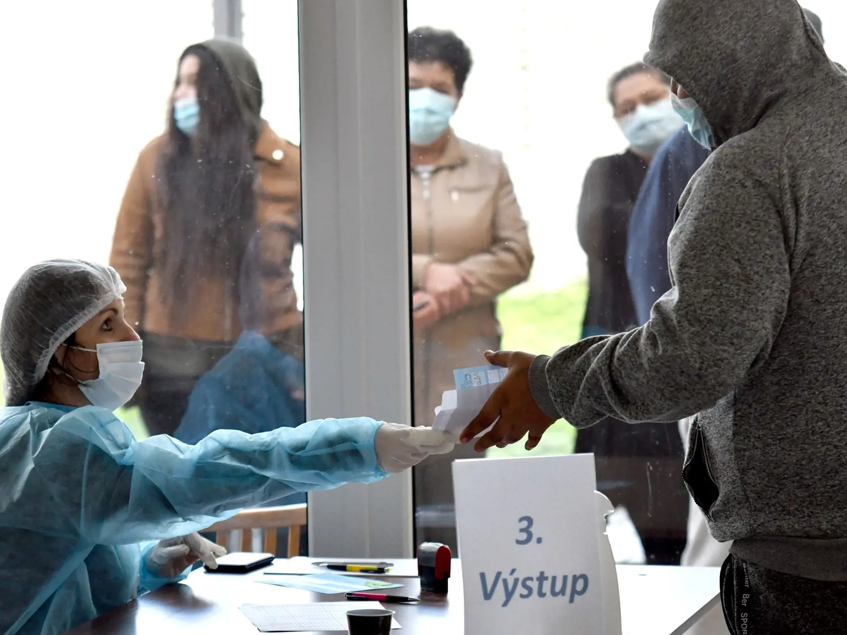 Na Slovensku sa začalo celoplošné testovanie na ochorenie COVID-19. Testovať sa bude od soboty 31. októbra do nedele 1. novembra. Vytvorených má byť viac ako 5000 odberných miest a 4901 odberných tímov. Na snímke odovzdávanie certifikátu počas testovania v dome smútku obce Lastovce v okrese Trebišov v sobotu 31. novembra 2020. FOTO TASR - Roman Hanc