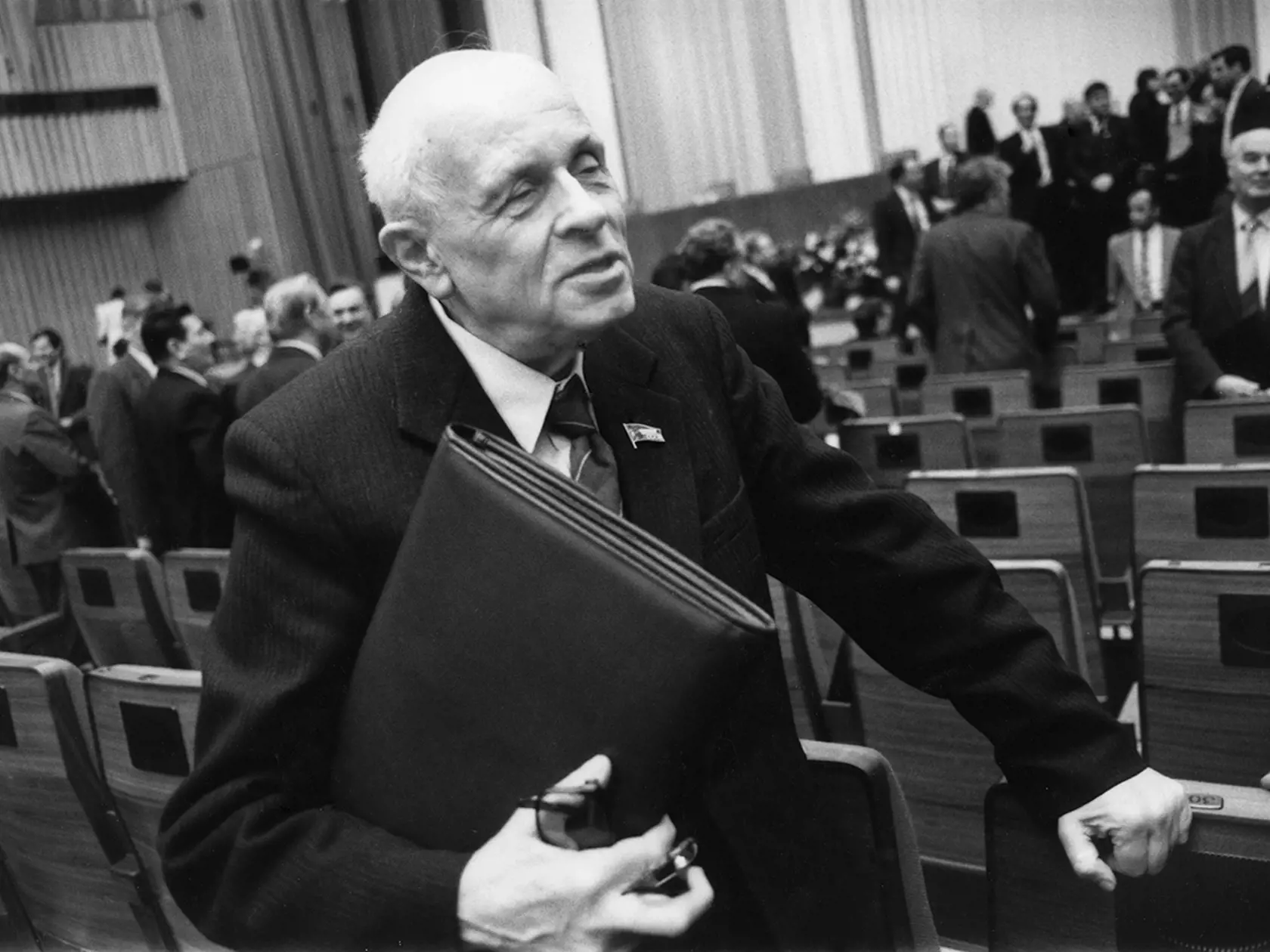 V roku 1975 sa zúčastnil na druhom zjazde sovietskych ľudových poslancov.