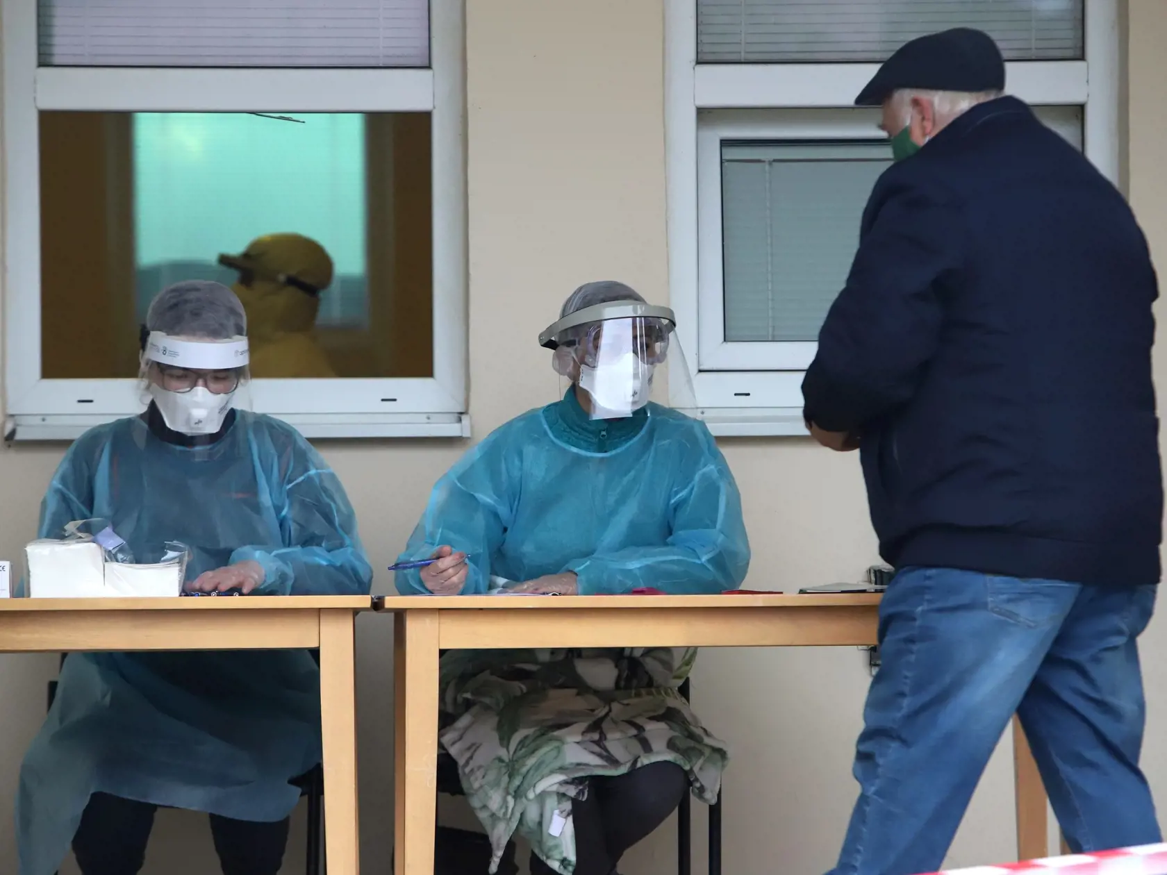 V nedeľu pokračovalo druhým dňom celoplošné testovanie na ochorenie COVID-19. Testovanie sa koná od soboty do 31. októbra do nedele 1. novembra. Na snímke testovanie v kultúrnom dome v obci Zvolenská Slatina, okres Zvolen, 1. novembra 2020. FOTO TASR – Ján Krošlák