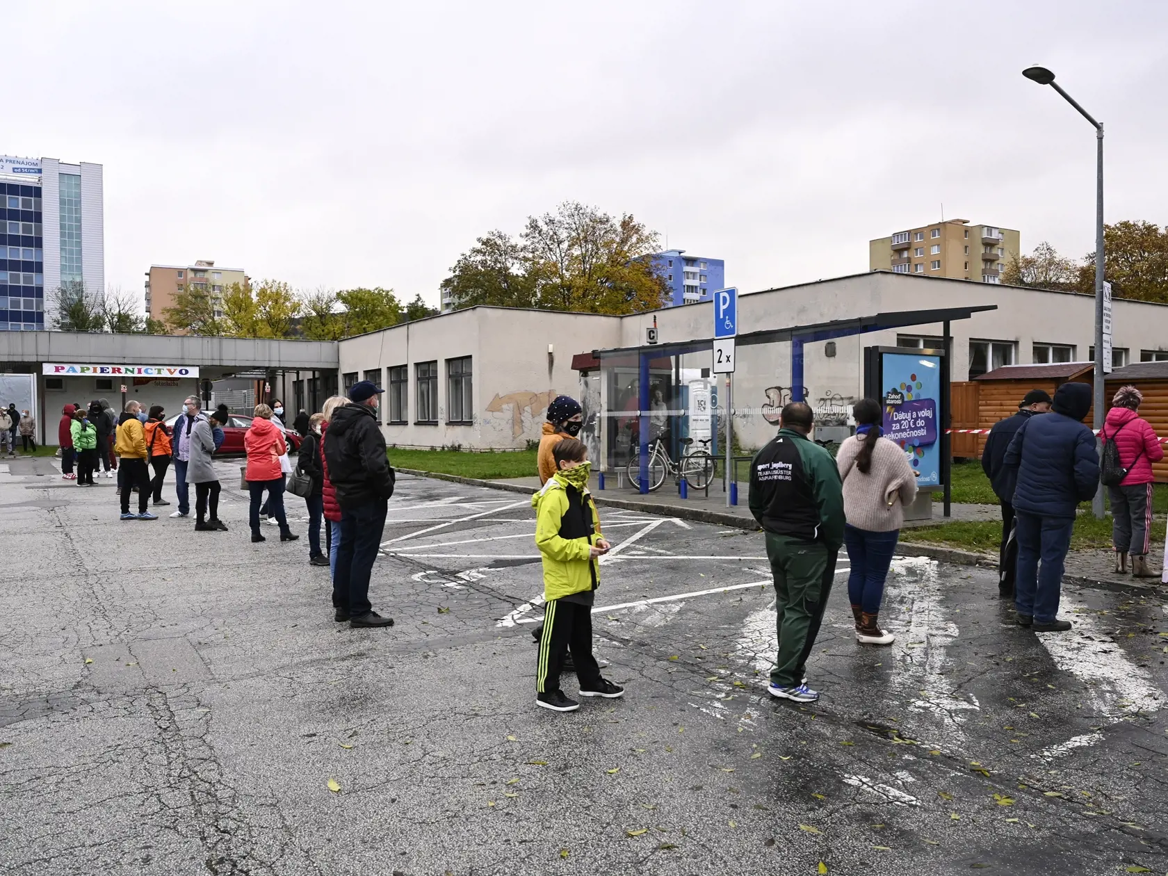 Na Slovensku sa začalo celoplošné testovanie na ochorenie COVID-19. Testovať sa bude od soboty 31. októbra do nedele 1. novembra. Vytvorených má byť viac ako 5000 odberných miest a 4901 odberných tímov. Na snímke ľudia čakajú na testovanie v trenčianskej tržnici 31. októbra 2020 v Trenčíne. FOTO TASR - Radovan Stoklasa