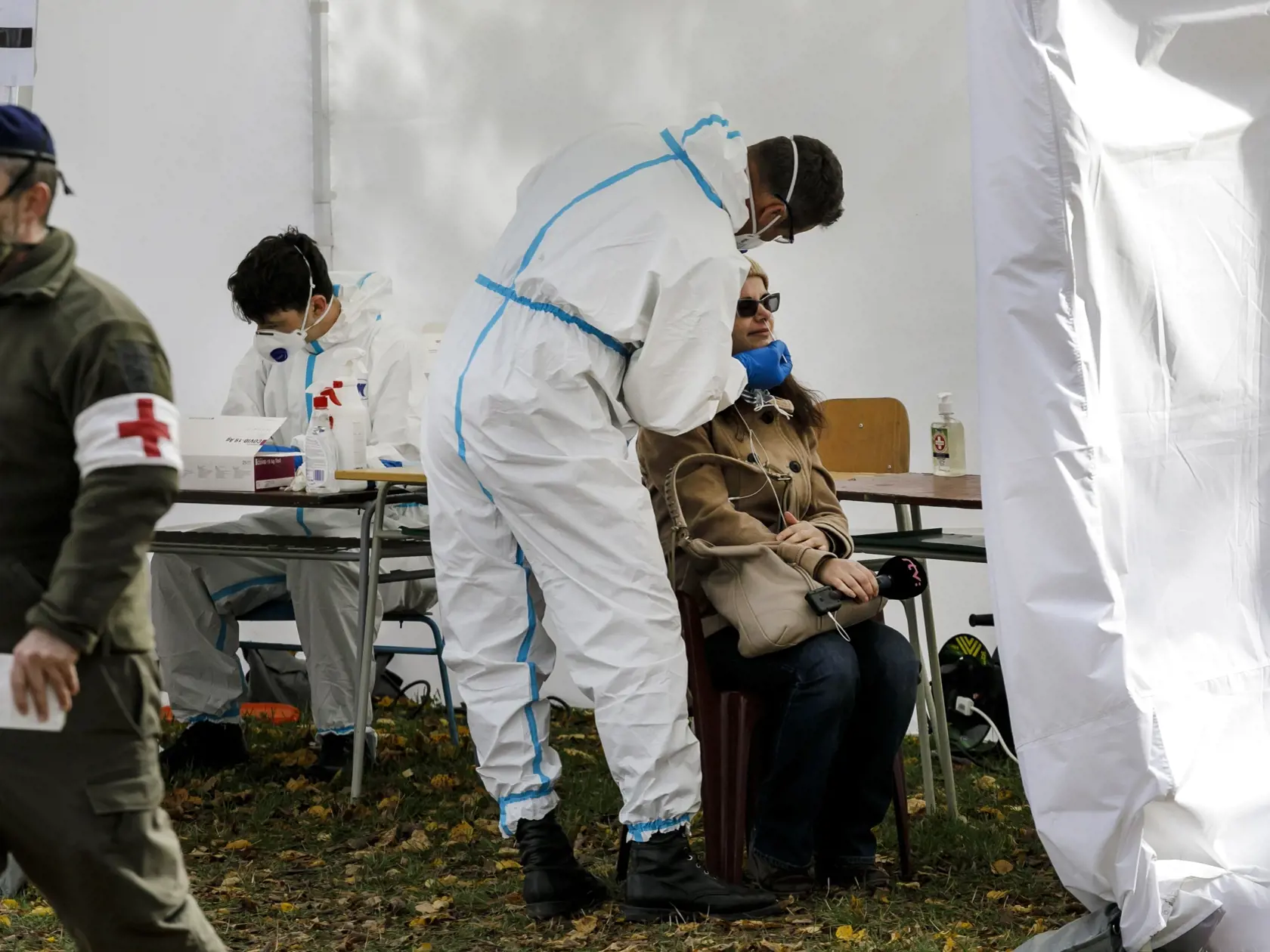 Na Slovensku sa začalo celoplošné testovanie na ochorenie COVID-19. Testovať sa bude od soboty 31. októbra do nedele 1. novembra. Vytvorených má byť viac ako 5000 odberných miest a 4901 odberných tímov. Na snímke testovanie za účasti rakúskych špecialistov na odberovom mieste v areáli Závodiska š.p. v Petržalke v Bratislave 31. októbra 2020. FOTO TASR - Dano Veselský