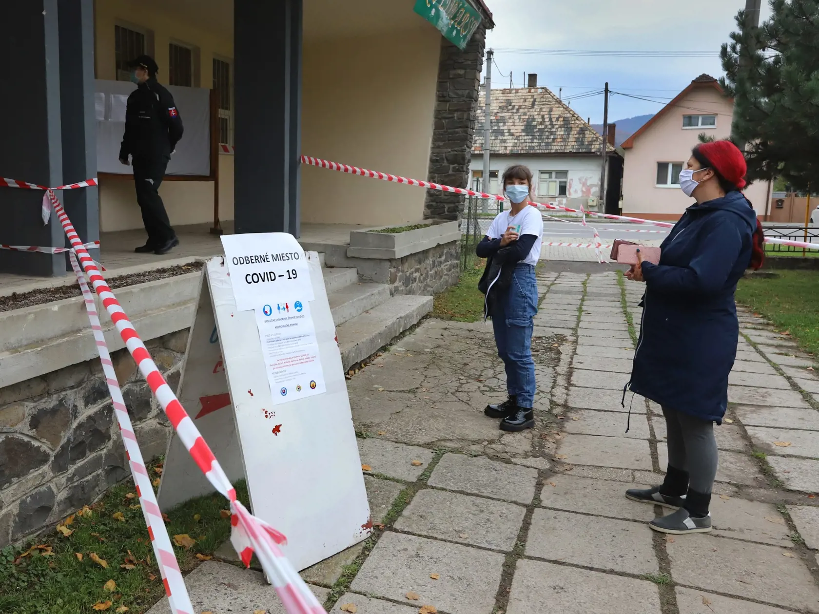 V nedeľu pokračovalo druhým dňom celoplošné testovanie na ochorenie COVID-19. Testovanie sa koná od soboty do 31. októbra do nedele 1. novembra. Na snímke ľudia čakajú na testovanie v kultúrnom dome v obci Zvolenská Slatina, okres Zvolen, 1. novembra 2020. FOTO TASR – Ján Krošlák