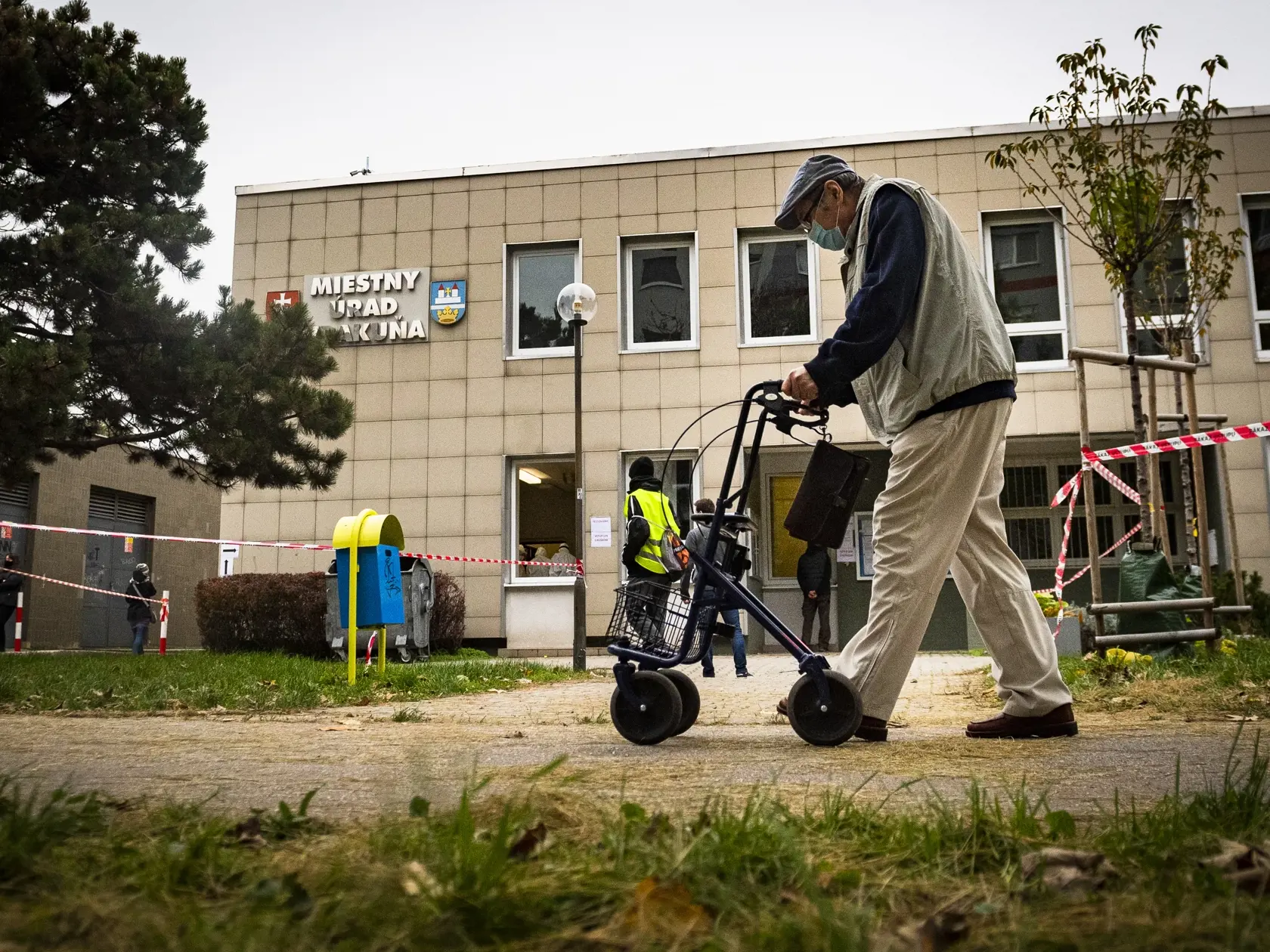 V nedeľu pokračovalo druhým dňom celoplošné testovanie na ochorenie COVID-19. Testovanie sa koná od soboty do 31. októbra do nedele 1. novembra. Na snímke starší muž prechádza okolo prádzneho odberného miesta, ktoré bolo na MÚ Bratislava-Vrakuňa na Šíravskej ulici v nedeľu 1. novembra 2020. FOTO TASR - Jaroslav Novák