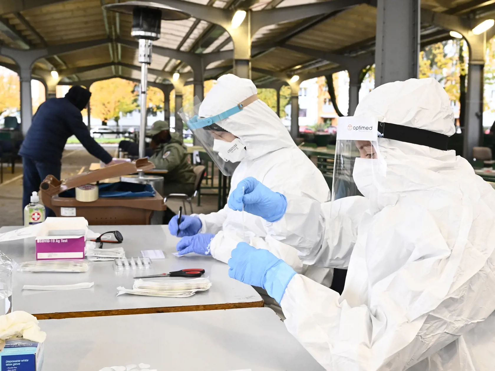 Na Slovensku sa začalo celoplošné testovanie na ochorenie COVID-19. Testovať sa bude od soboty 31. októbra do nedele 1. novembra. Vytvorených má byť viac ako 5000 odberných miest a 4901 odberných tímov. Na snímke testovanie v trenčianskej tržnici 31. októbra 2020 v Trenčíne. FOTO TASR - Radovan Stoklasa