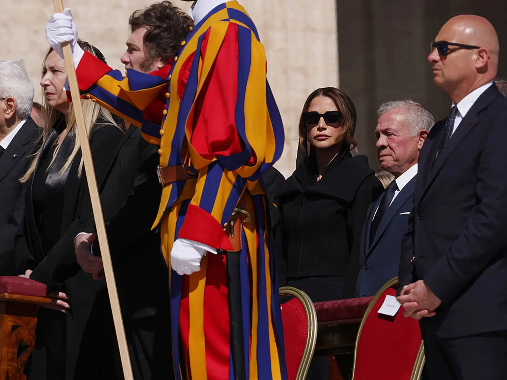 Jordánský kráľ Abdalláh II. a kráľovná Rania na pohrebe pápeža Františka. 