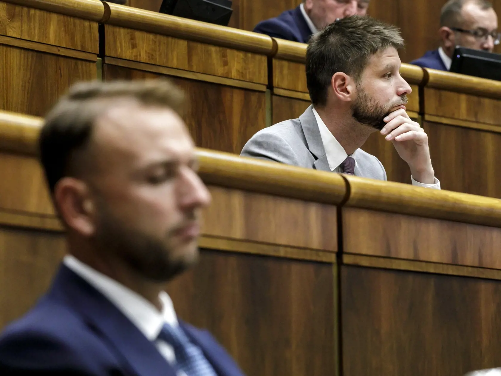 Na snímke zľava minister vnútra SR Matúš Šutaj Eštok (Hlas-SD) a podpredseda NRSR Michal Šimečka (Progresívne Slovensko) počas 19. schôdze NRSR v Bratislave 10. septembra 2024. FOTO TASR – Dano Veselský