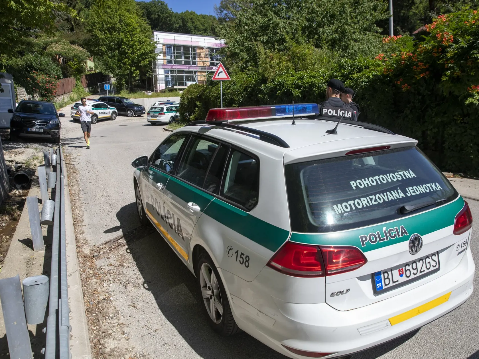 Na síimke sú policajti a záchranné zložky na Neronetovej ulici v Bratislave, kde sa strieľalo. 