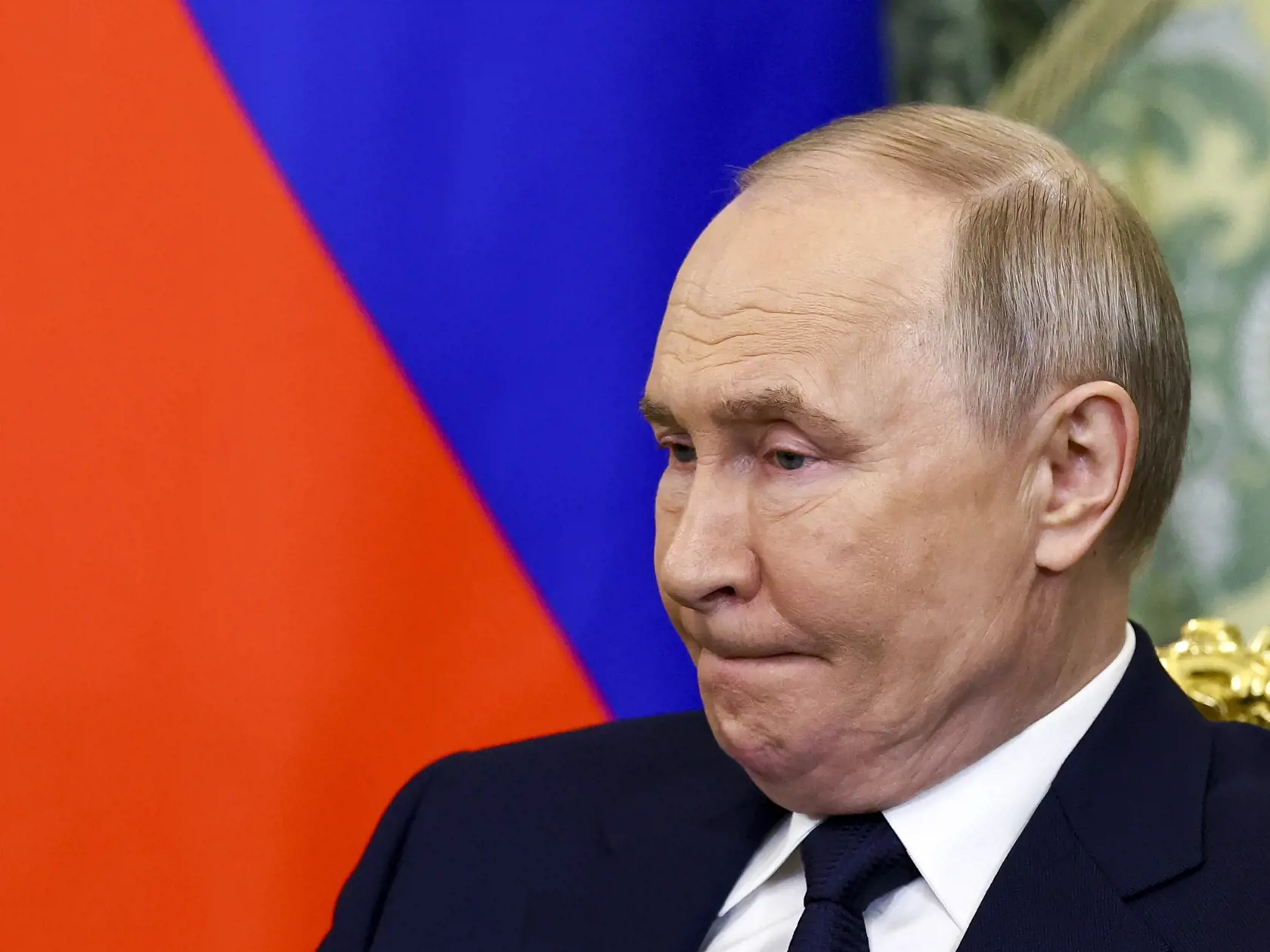 Ruský prezident Vladimir Putin počúva počas stretnutia s iránskym prezidentom Masúdom Pezeškijánom (nie je na snímke) v Moskve v piatok 17. januára 2025.