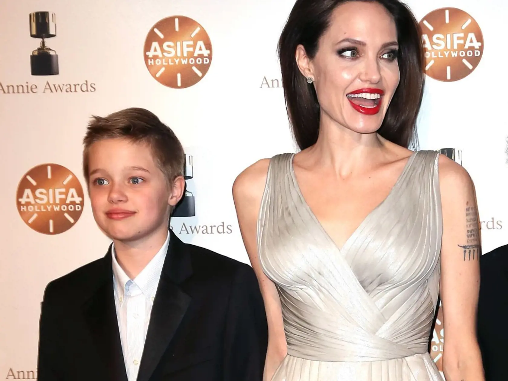 Shiloh sa už dávno cíti byť chlapcom a nechá sa oslovovať John. Je však ochotná zostať dievčaťom, ak sa Brad a Angelina opäť dajú dokopy.