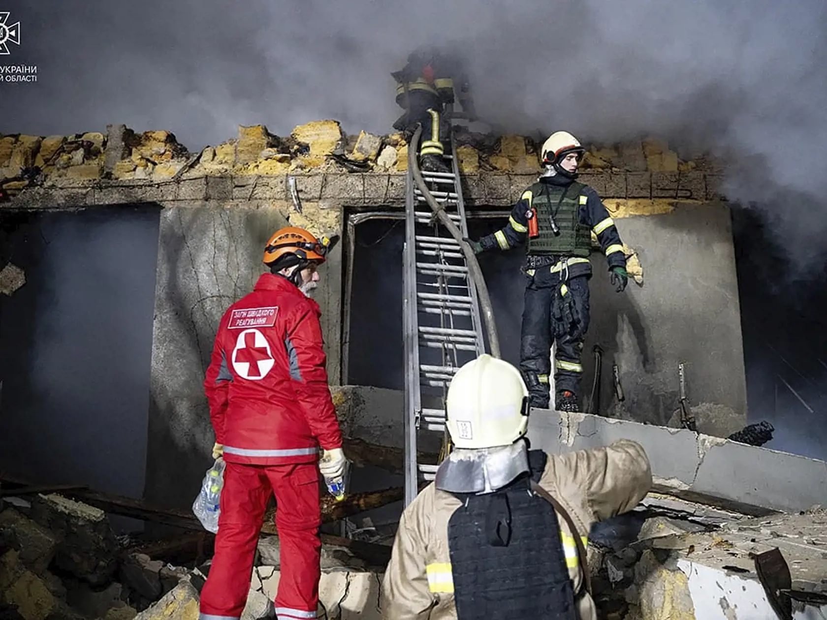Hasiči hasia horiacu budovu po útoku ruskej armády v ukrajinskom meste Odesa na juhu Ukrajiny v piatok 23. februára 2024.