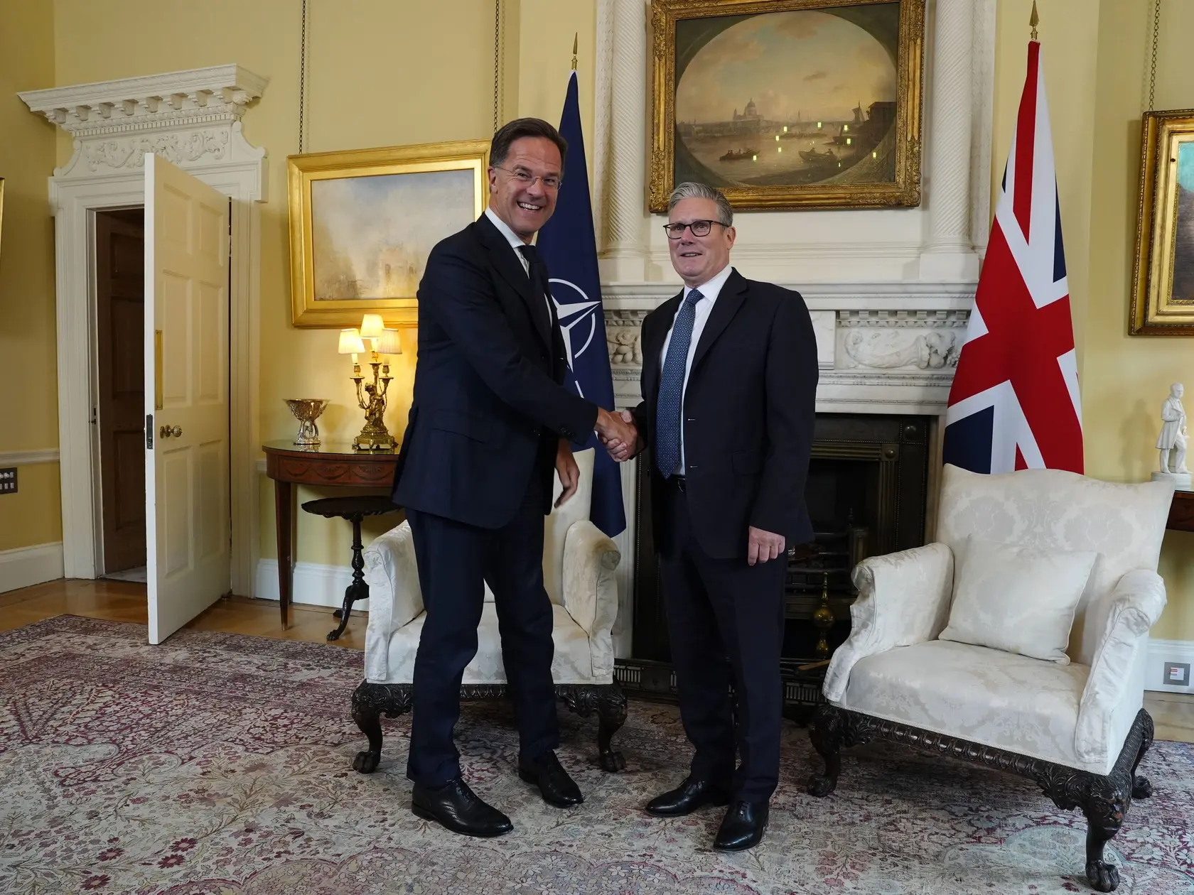 AZ4 Londýn - Na snímke generálny tajomník NATO Mark Rutte (vľavo) si podáva ruku s britským premiérom Keirom Starmerom v Londýne 9. júna 2025. FOTO TASR/AP
Britain's Prime Minister Sir Keir Starmer, right, and Nato Secretary General Mark Rutte shake hands during their meeting at 10 Downing Street in London, Monday, June 9, 2025. (Jordan Pettitt/PA via AP)