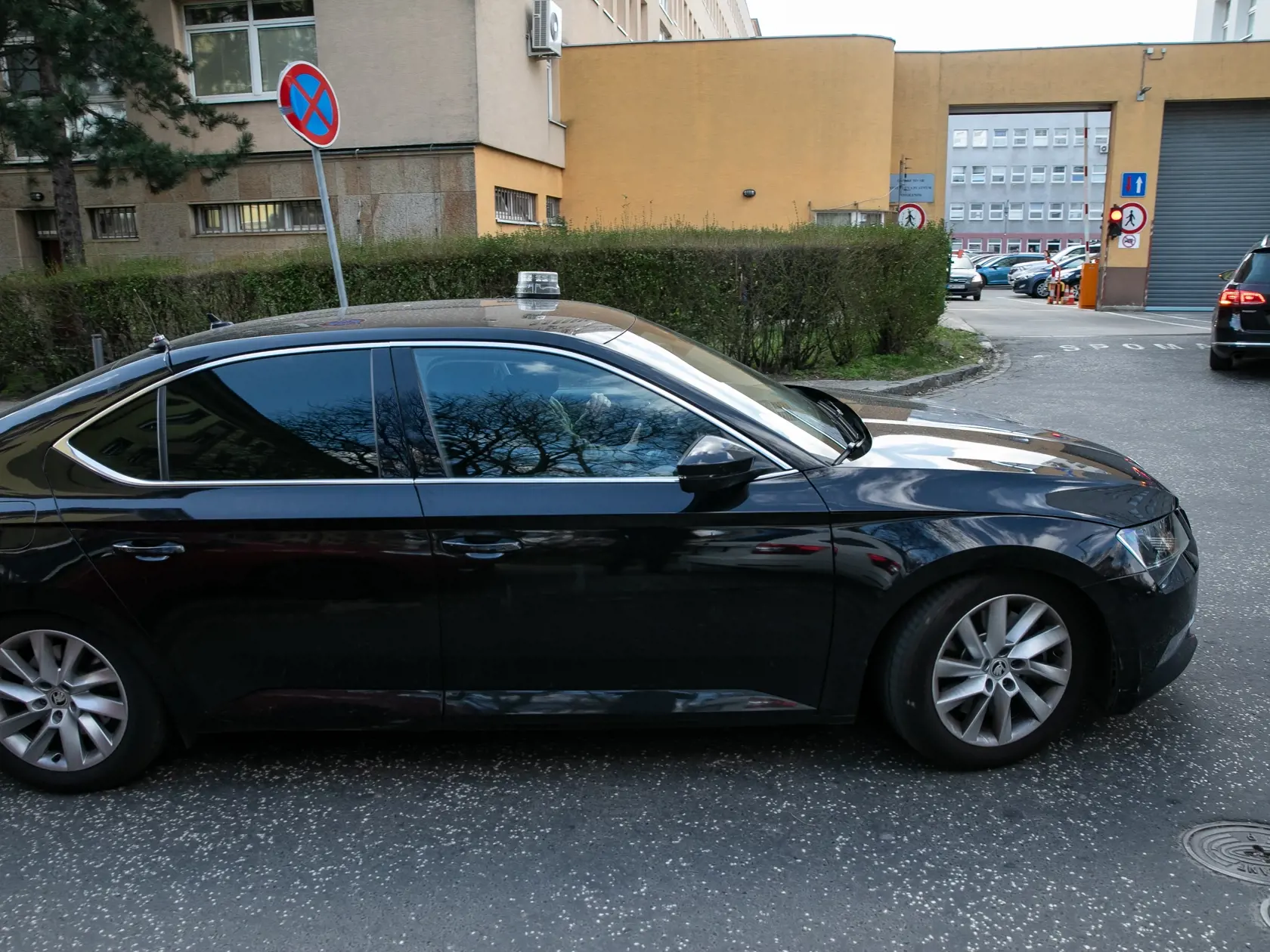 V prípade vraždy Daniela Tupého zadržala najskôr Národná kriminálna agentúra 8 osôb. Na snímke je prevoz zadržaných do Prezídia Policajného zboru.
