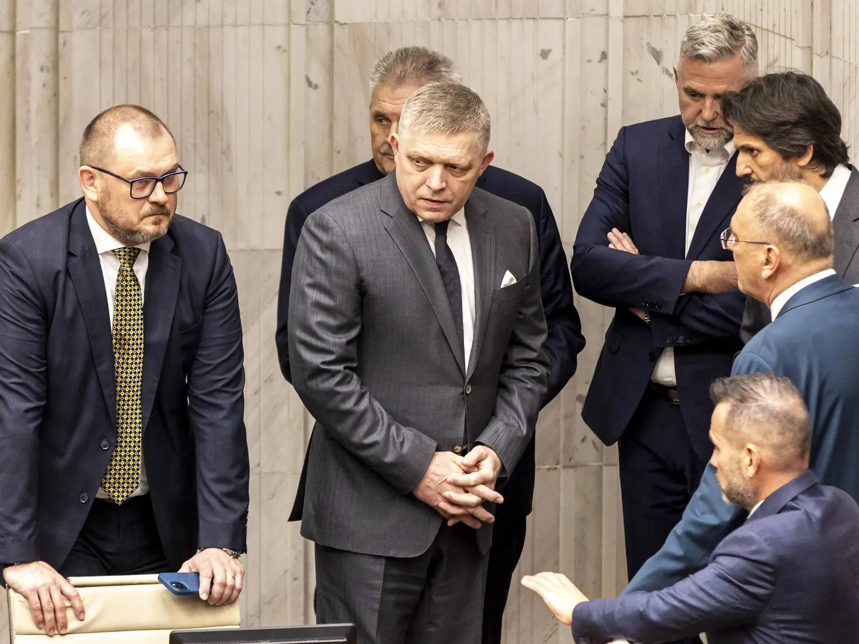 Tajná voľba Richarda Rašiho (Hlas) za predsedu NR SR. Na snímke je Robert Fico, Robert Kaliňák a Tibor Gašpar. 
 