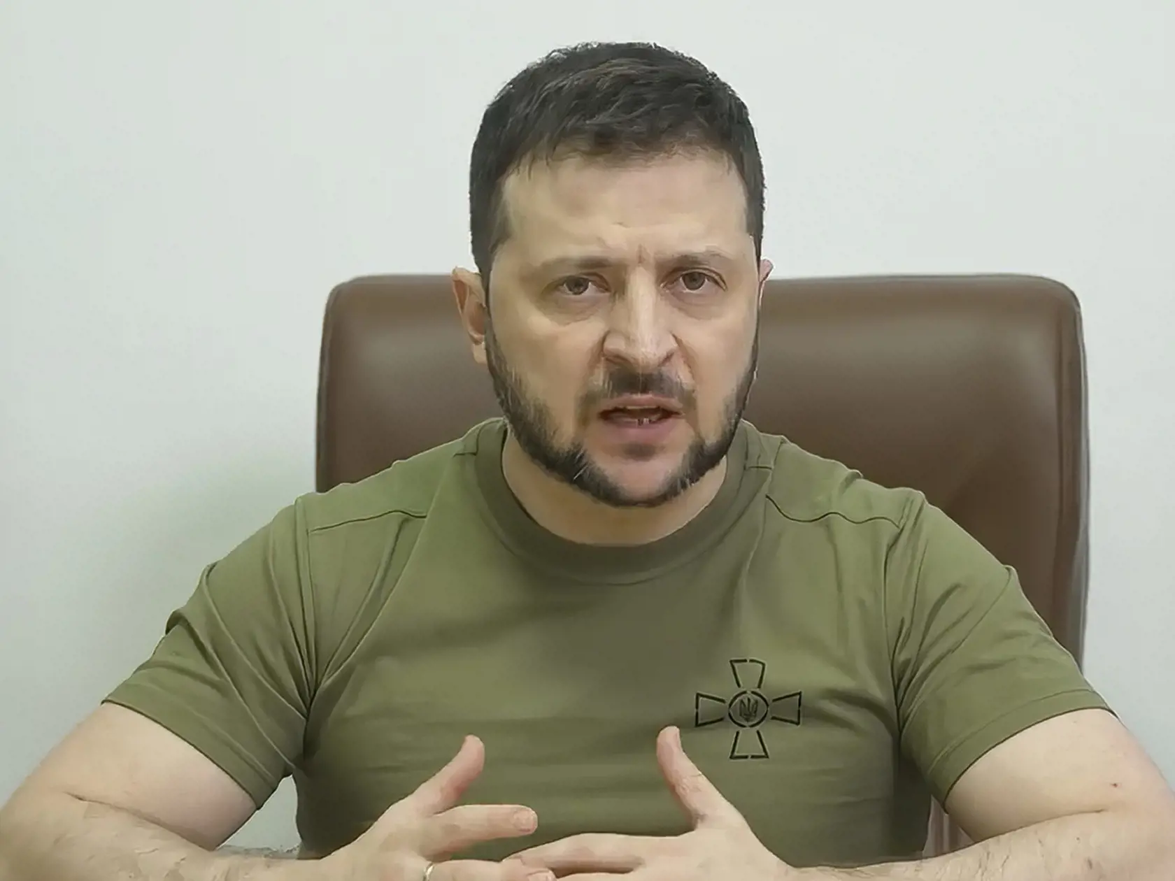 PK 7 Kyjev - Ukrajinský prezident Volodymyr Zelenskyj sa prihovára k občanom počas svojho pravidelného videoposolstva z Kyjeva v nedeľu 17. apríla 2022. Zelenskyj kritizoval meškanie dodávok zbraní pre svoju krajinu. Upozornil, že "každé oneskorenie dodávok zbraní sa stáva pre Ruskom povolením na zabíjanie ďalších Ukrajincov". FOTO TASR/AP

In this image from video provided by the Ukrainian Presidential Press Office, Ukrainian President Volodymyr Zelenskyy speaks from Kyiv, Ukraine, Sunday, Apri