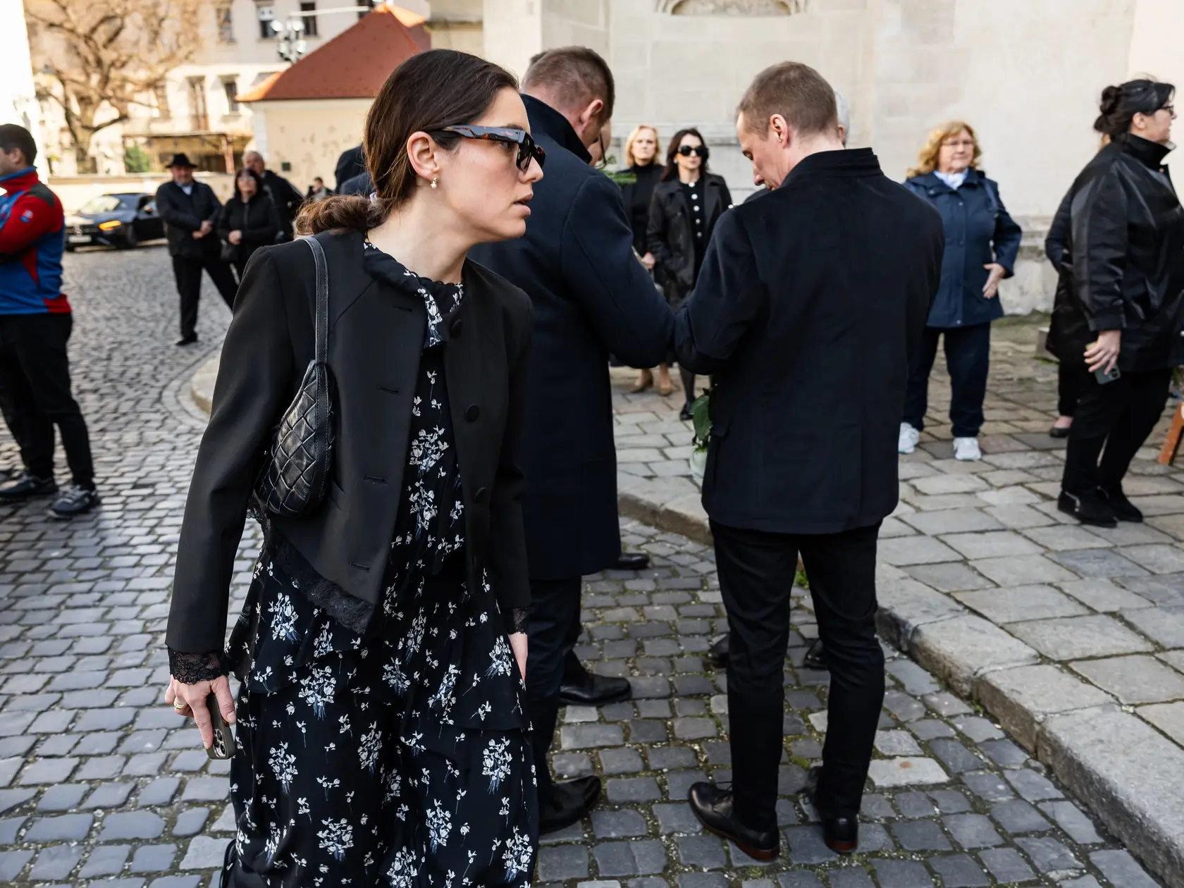 Posledná rozlúčka s hercom Štefanom Kvietikom za účasti rodiny aj verejnosti v Katedrále sv. Martina v Bratislave. Na snímke Sarah Arató.
