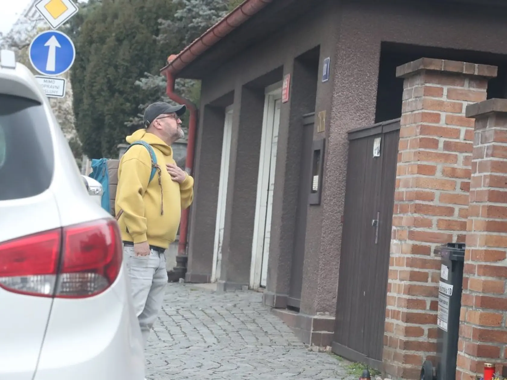 Medzi ľuďmi, ktorí si prišli uctiť Aničkinu pamiatku bol aj herec Karel Zima.