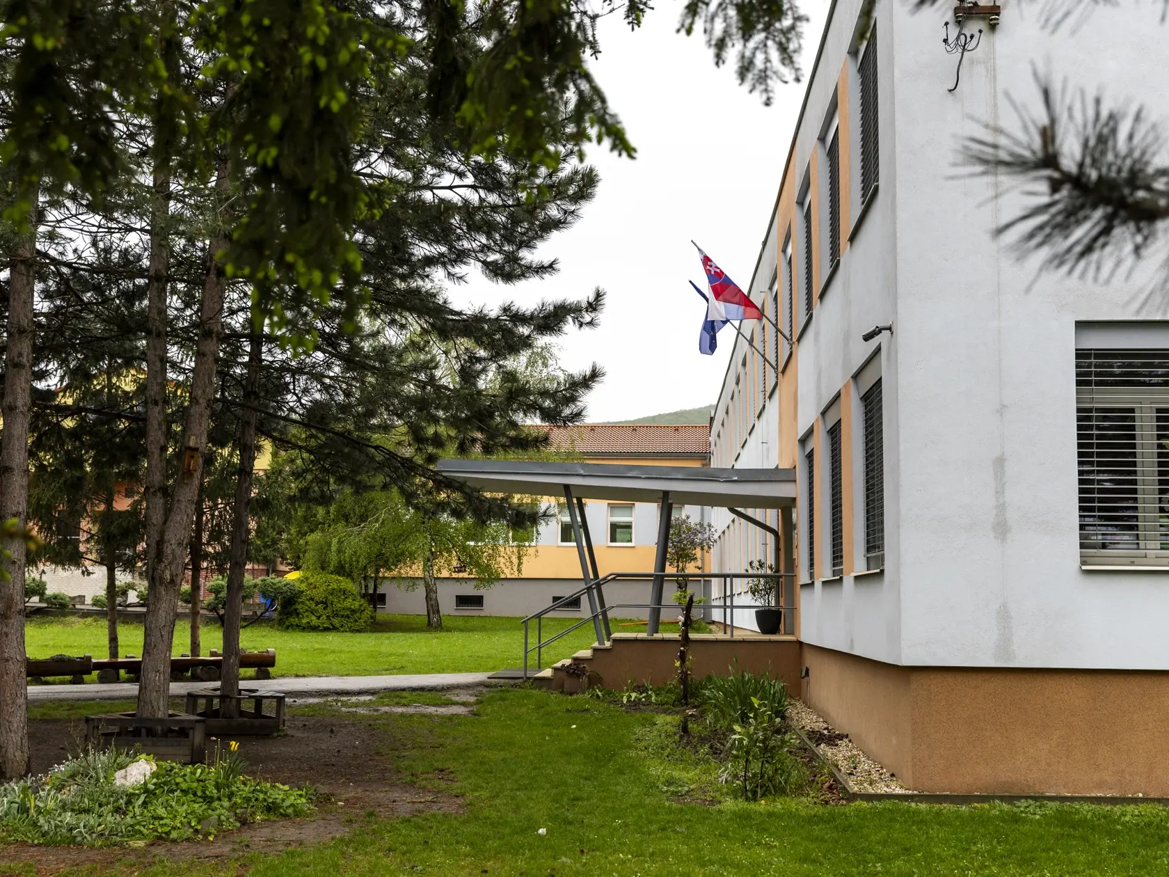 Trnavská polícia vyšetruje hrôzostrašný prípad týrania, ktorého sa mali dopustiť rodičia na svojich 4 deťoch v obci Dolné Orešany. 