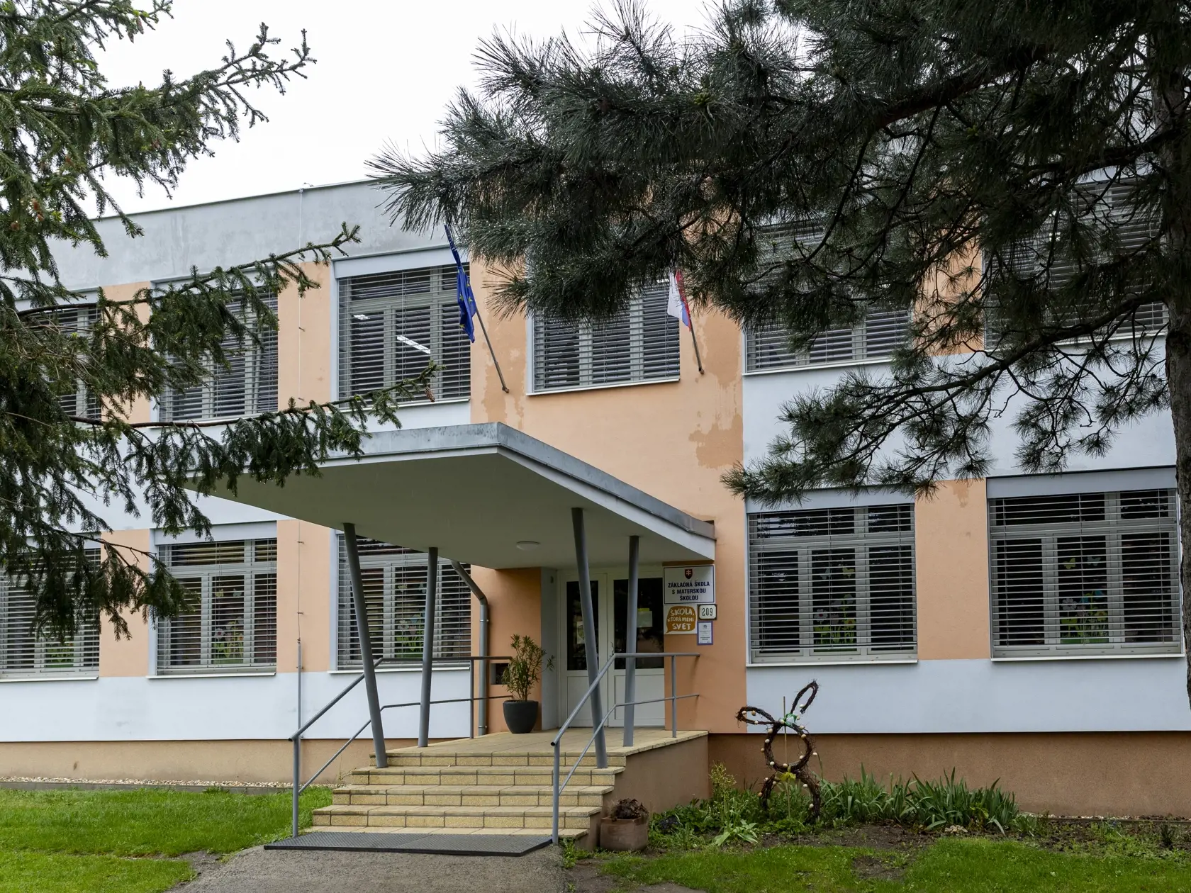 Trnavská polícia vyšetruje hrôzostrašný prípad týrania, ktorého sa mali dopustiť rodičia na svojich 4 deťoch v obci Dolné Orešany. 