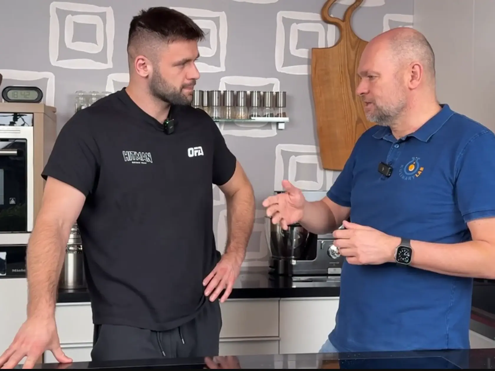 AKO SCHLADIL SULÍK VLASTNÉHO SYNA?  "Ľudia sú takí, že iba reagujú na kľúčové slová. Povieš slovo na k, a už je zle. Nezaujíma ich ten obsah, vnímajú len symboly," zamyslel sa počas rozhovoru Fiki, na čo dostal poriadne studenú sprchu od vlasntého otca a konečne si tak vypočul to, po čom mnohí jeho odporcovia volajú, a síce, aby ho vyškolil vlastný otec. 
