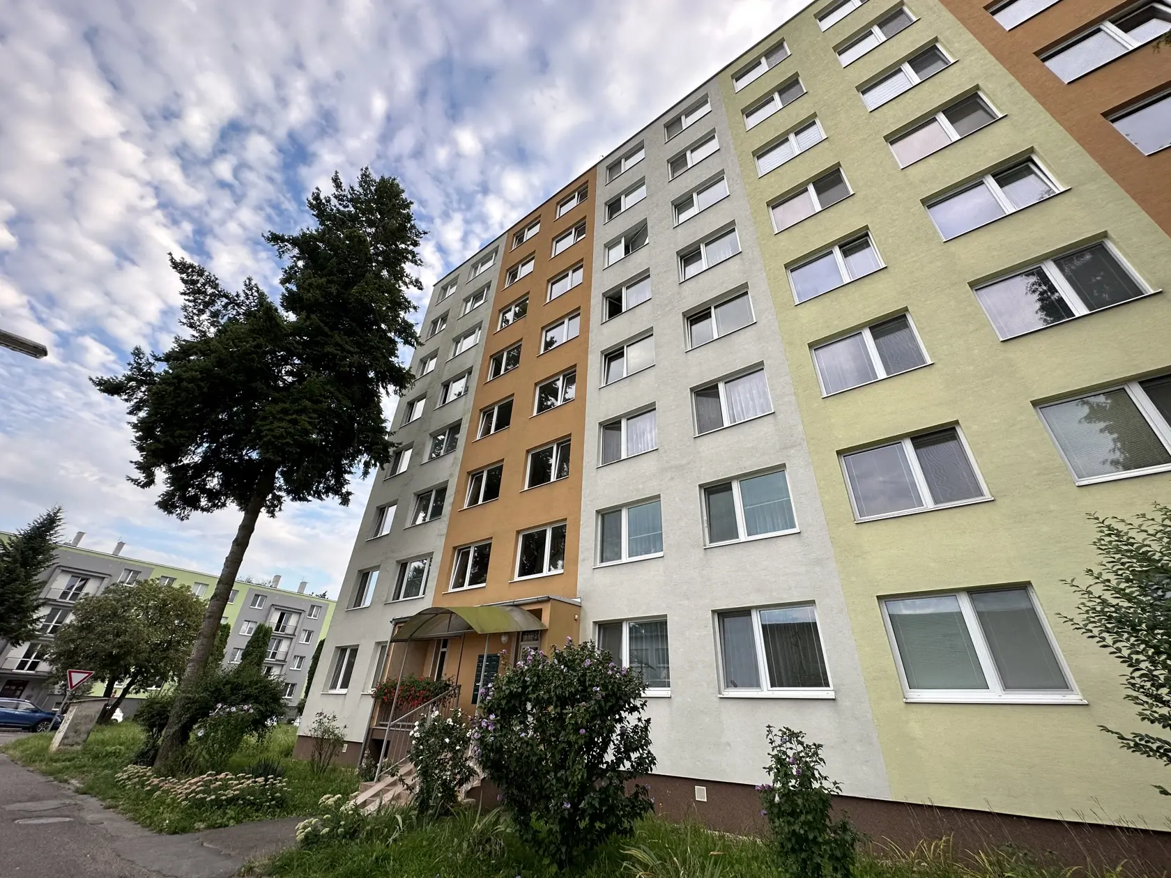 Na mieste činu v putách skončili dvaja synovia nebožtíka. Deň po zadržaní ich pustili na slobodu.