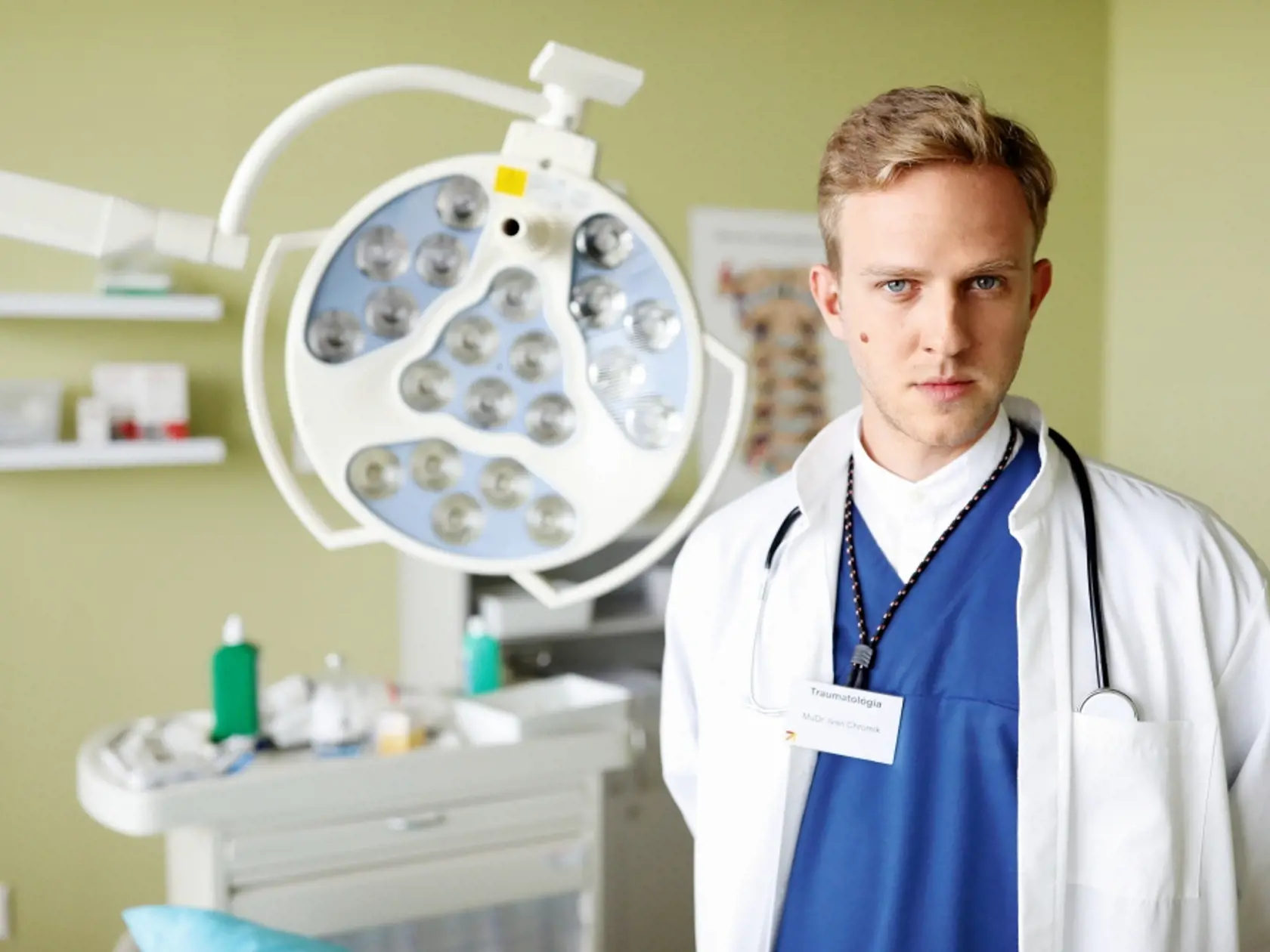 V Sestričkách stvárňuje lekára, ktorý je viac ako komplikovaný a povahou jemne pripomína doktora
Housa.