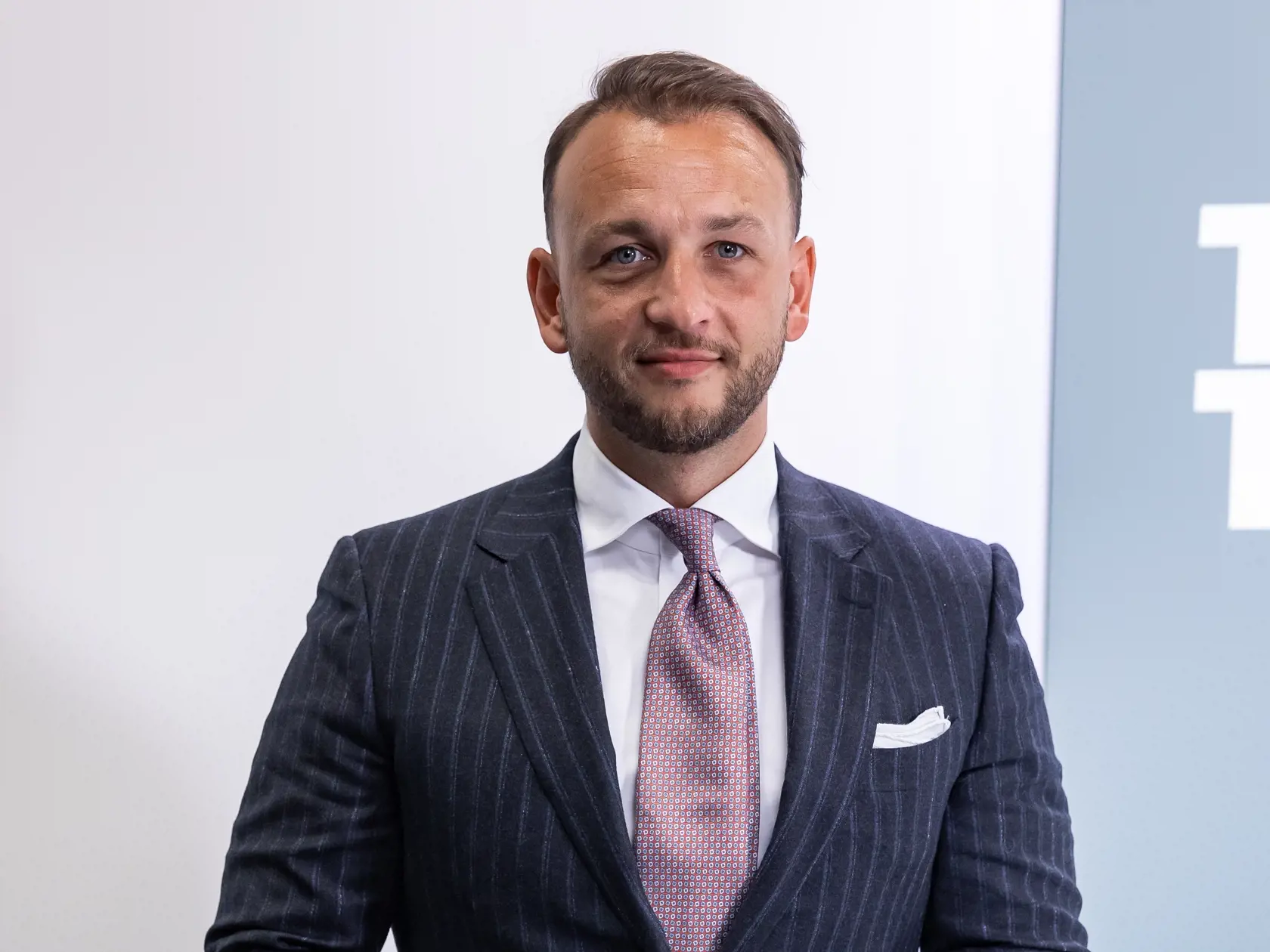 Minister Matúš Šutaj Eštok hovoril aj o prešetrovaní predražených nákupov hybridných automobilov pre policajtov.