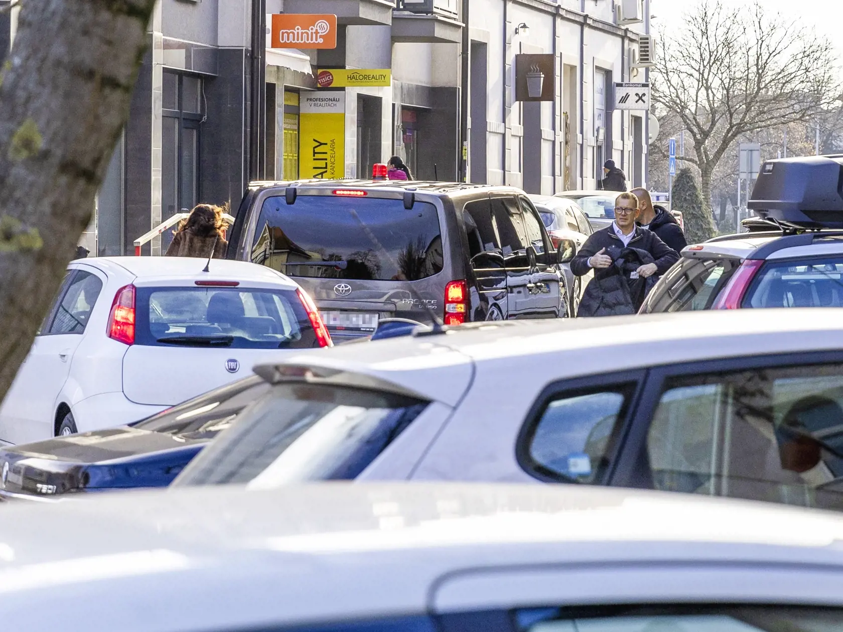V pozícii predsedu parlamentu skončil vlani 25. októbra, vyvážať sa za štátne peniaze neprestal.