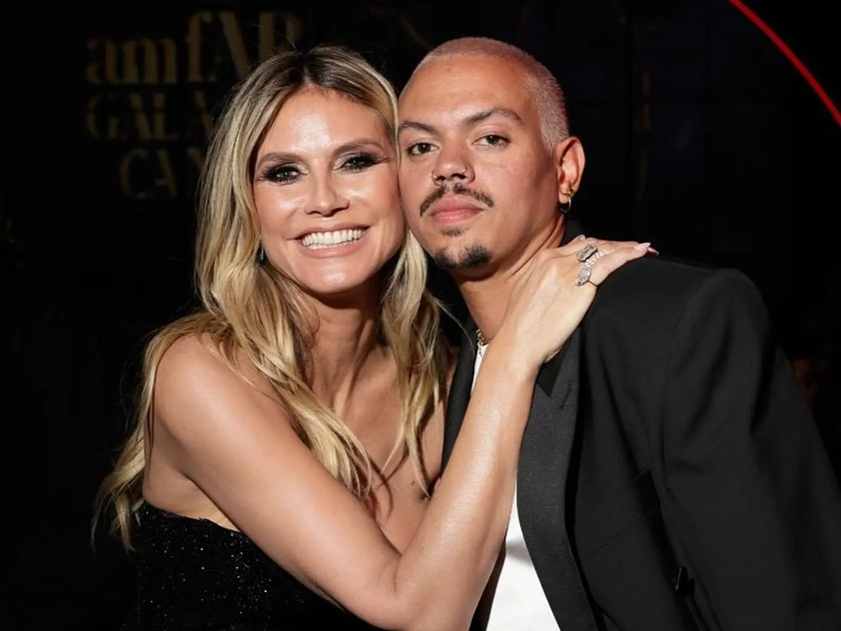 Heidi Klum ohromila na galavečere amfAR v Cannes, ktorý bol určený na zbierku finančných prostriedkov na výskum AIDS v pikantných čiernych sieťovaných šatách. 