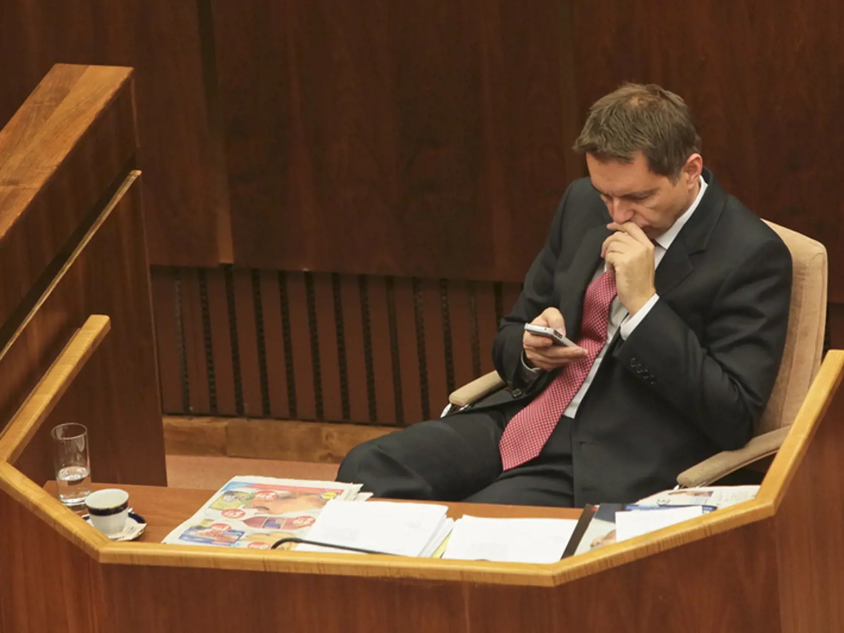 Ministrov i poslancov niekedy parlamentné rokovania veľmi nudia. Na snímke minister financií Peter Kažimír.