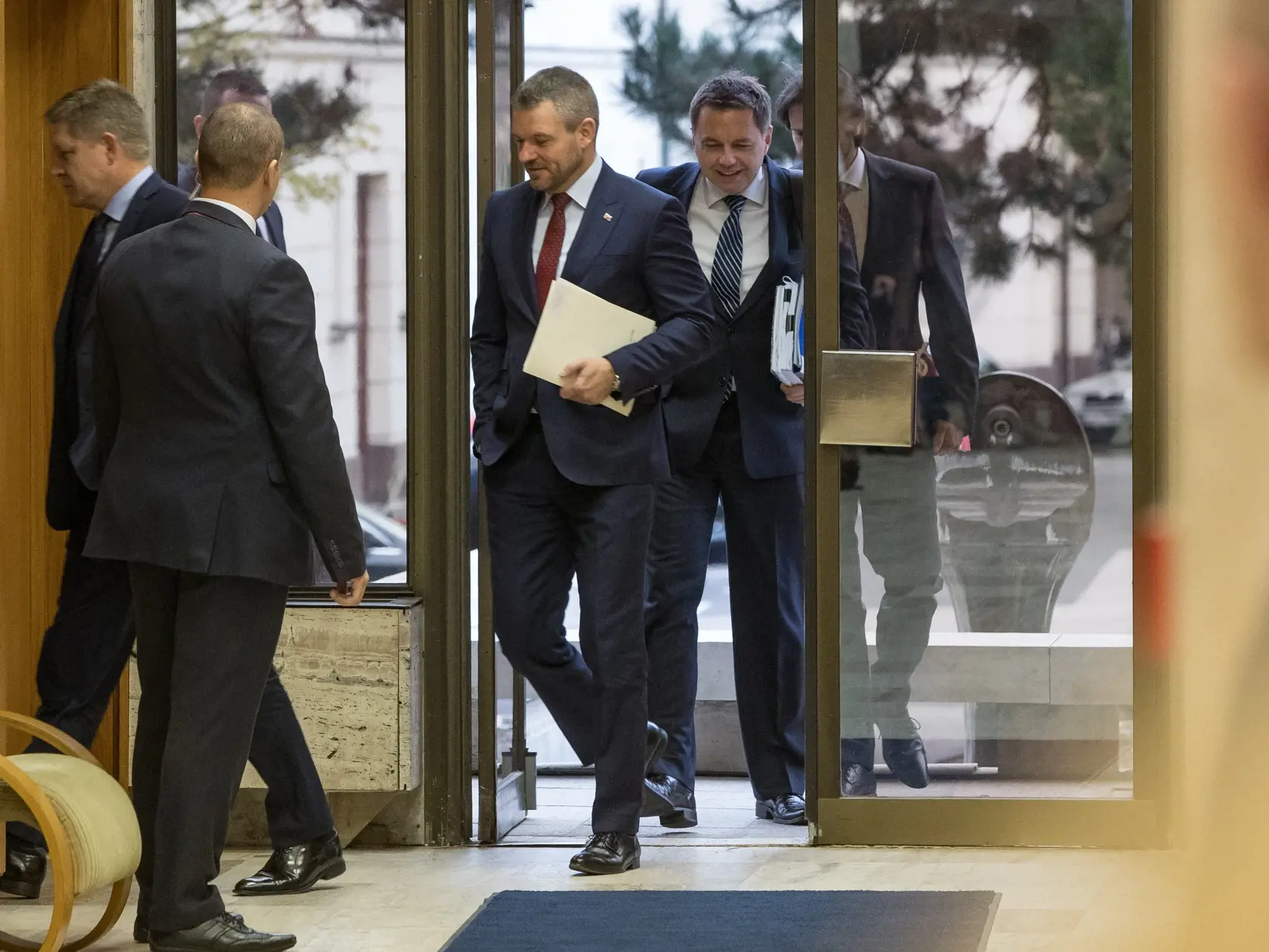 Vládni parťáci Peter Pellegrini a Peter Kažimír.