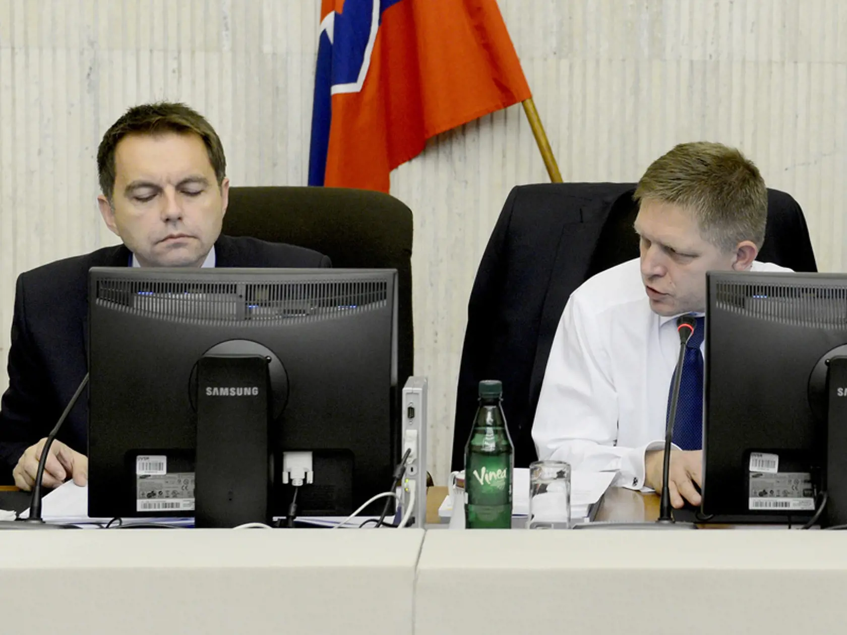Minister financií Peter Kažimír (vľavo) verí, že Slovensko sa nepriaznivo vyvíjajúci spor s holandskou Achmeou zvráti. Premiér Robert Fico sa k rozhodnutiu nemeckého súdu zatiaľ vôbec nevyjadril.