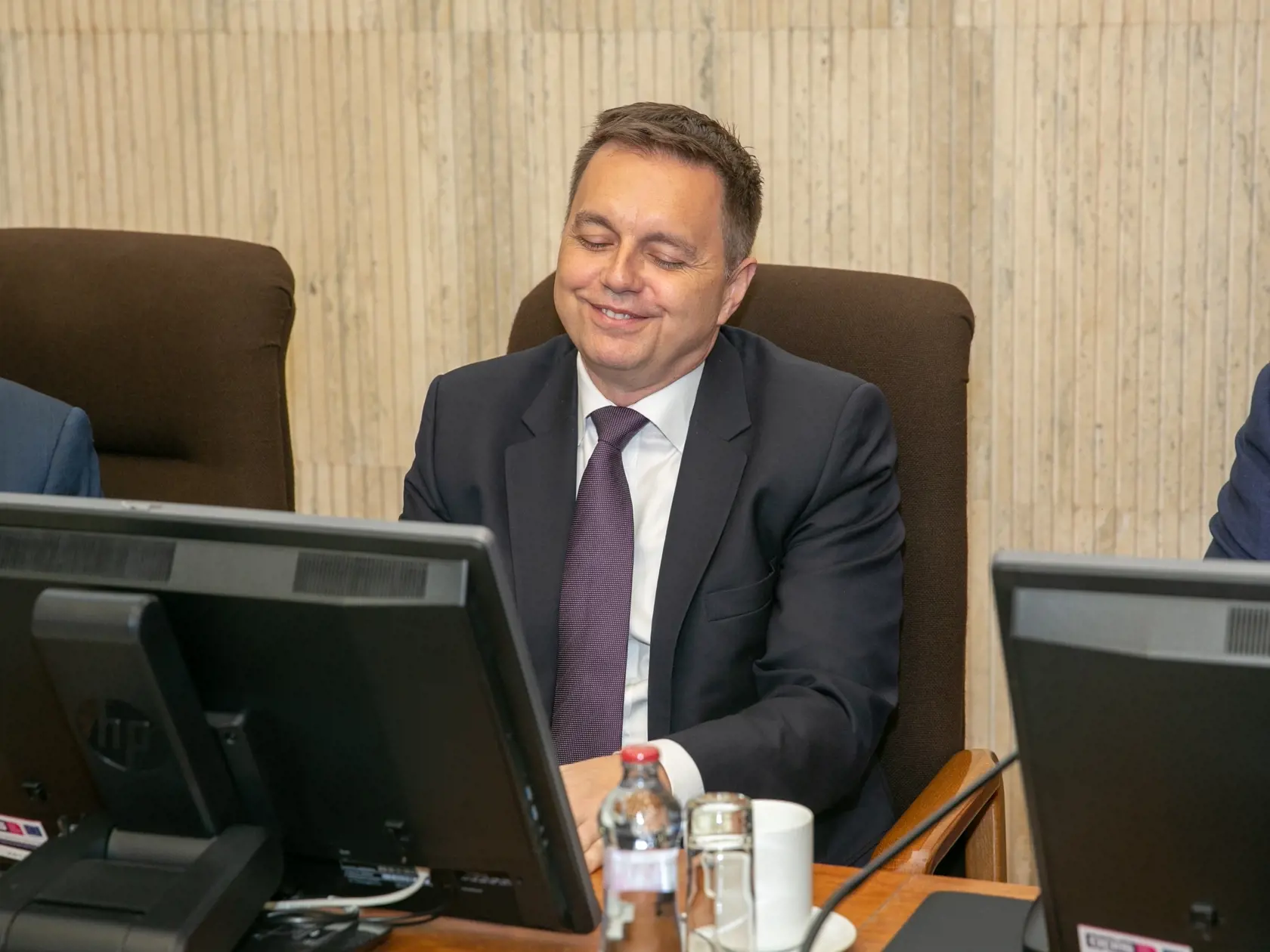 Na snímke sa  nachádza Peter Kažimír  v Úrade Vlády.