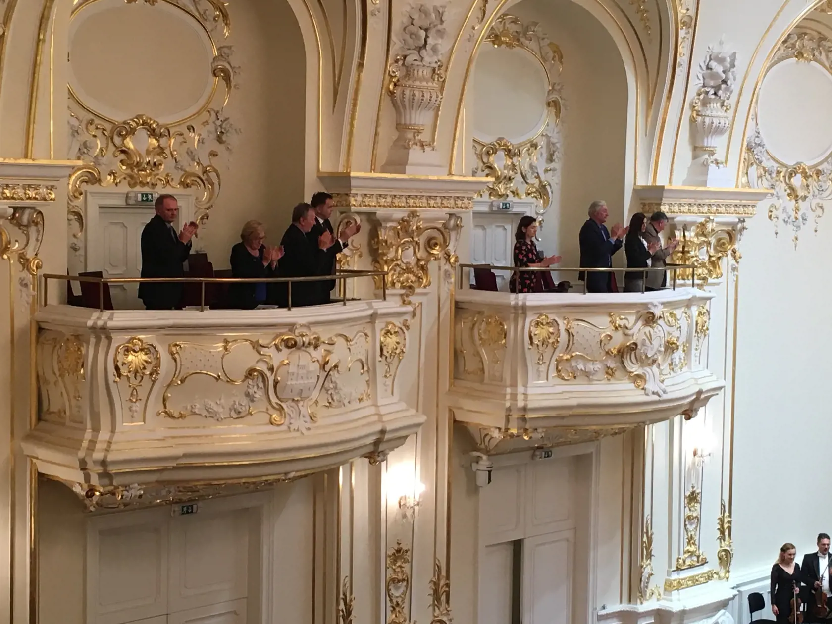Potlesk v stoji: Peter Kažimír si koncert vo filharmónii užil. Napravo od neho je Juraj Kukura.