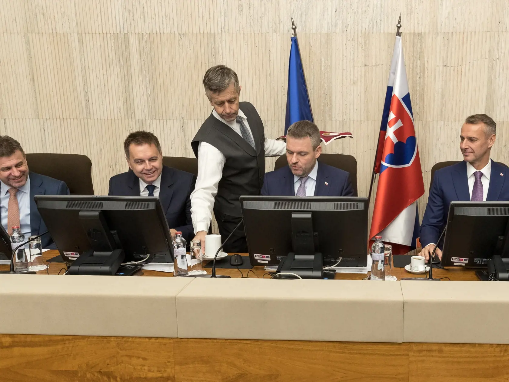Predvianočné zasadnutie vlády SR. Na snímke zľava je László Solymos, Peter Kažimír, Peter Pellegrini, Richard Raši