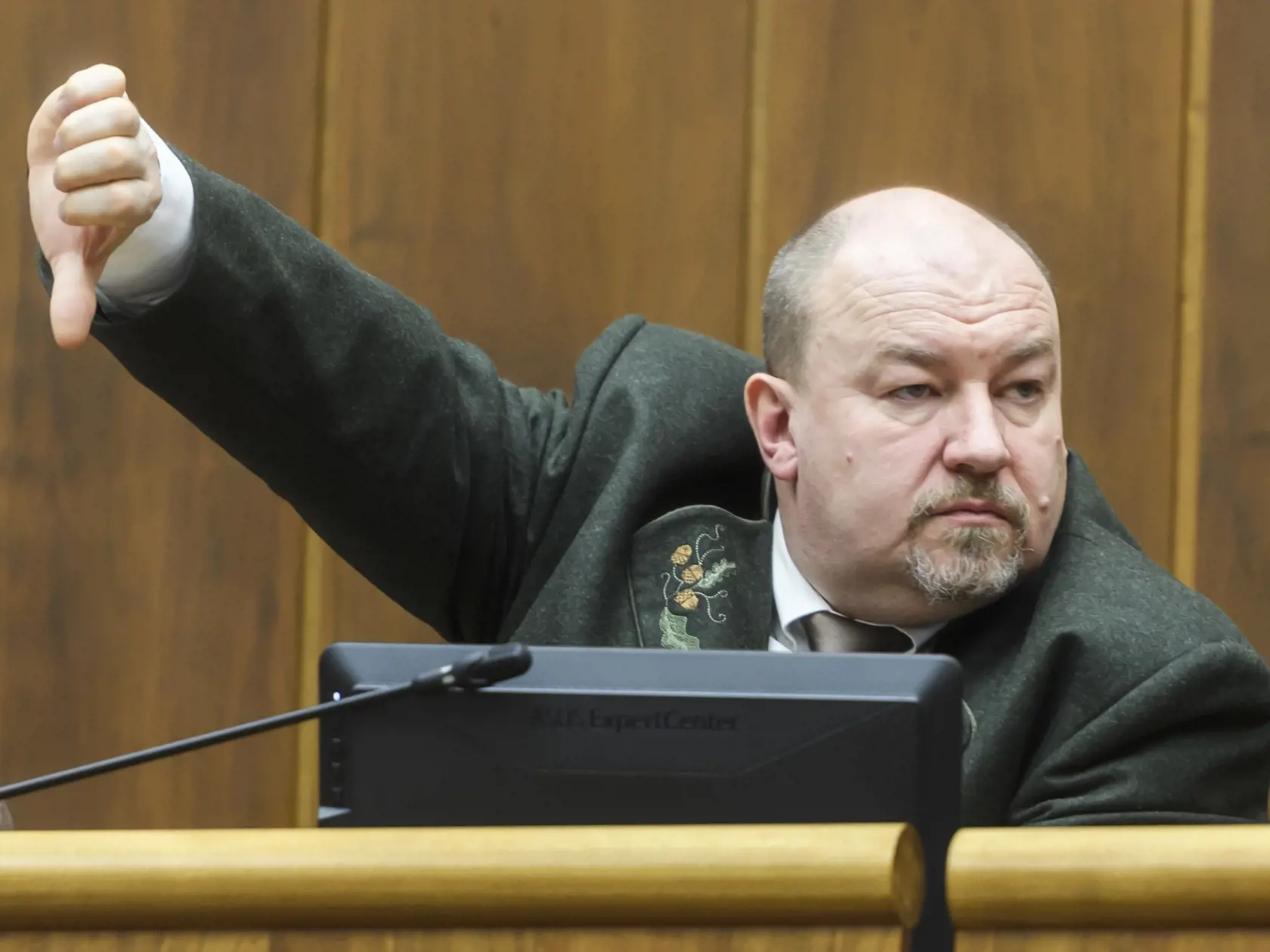 Na snímke poslanec NRSR za SNS Rudolf Huliak  počas rokovania 7. schôdze NRSR k návrhu skupiny poslancov Národnej rady Slovenskej republiky na odvolanie Ľuboša Blahu z funkcie podpredsedu Národnej rady Slovenskej v Bratislave 16. januára 2024. FOTO TASR - Jaroslav Novák