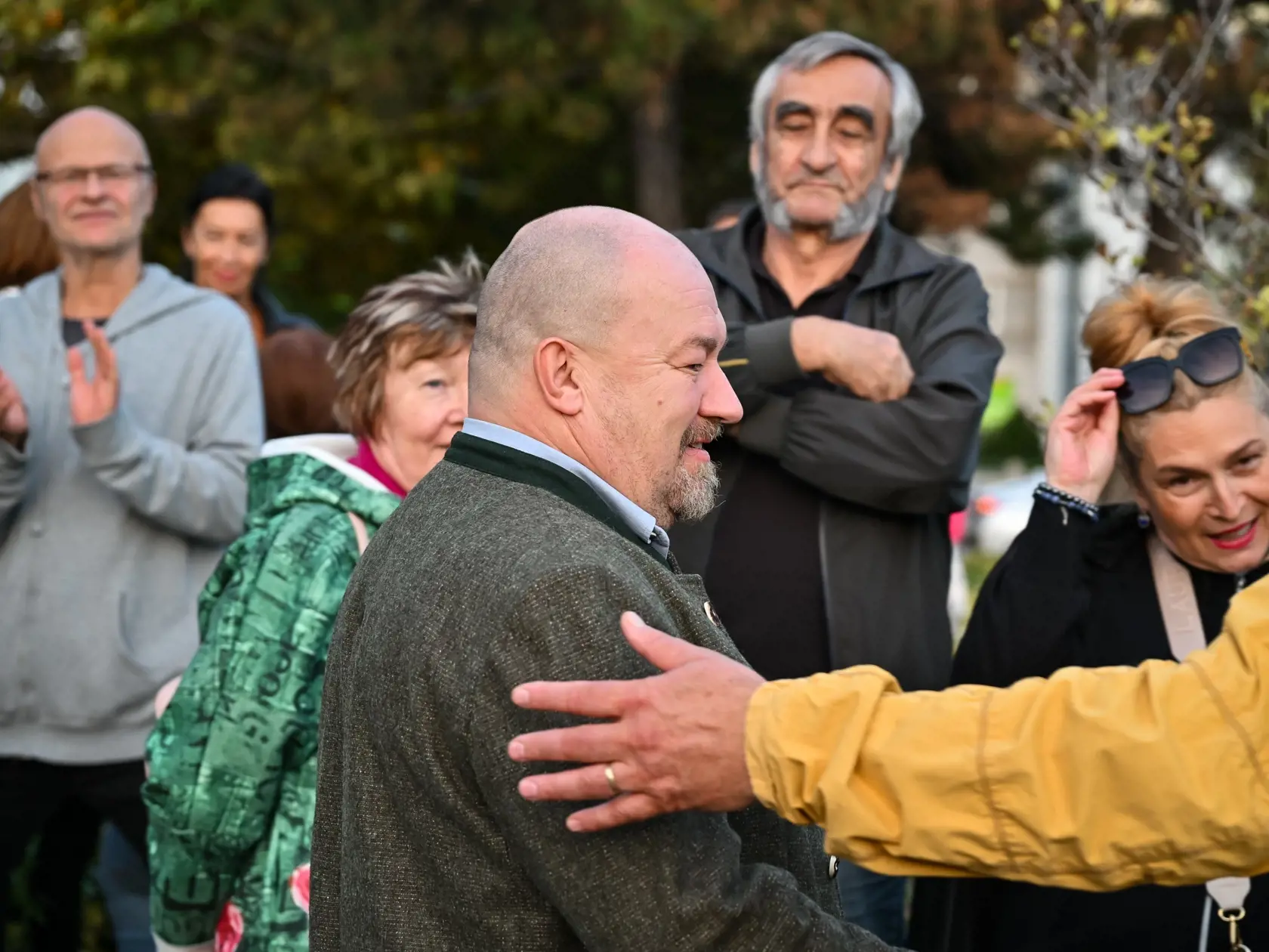 Na snímke Rudolf Huliak prichádza na verejné zhromaždenie na jeho podporu pred Prezidentským palácom na Hodžovom námestí 23. októbra 2023 v Bratislave. FOTO TASR - Pavol Zachar