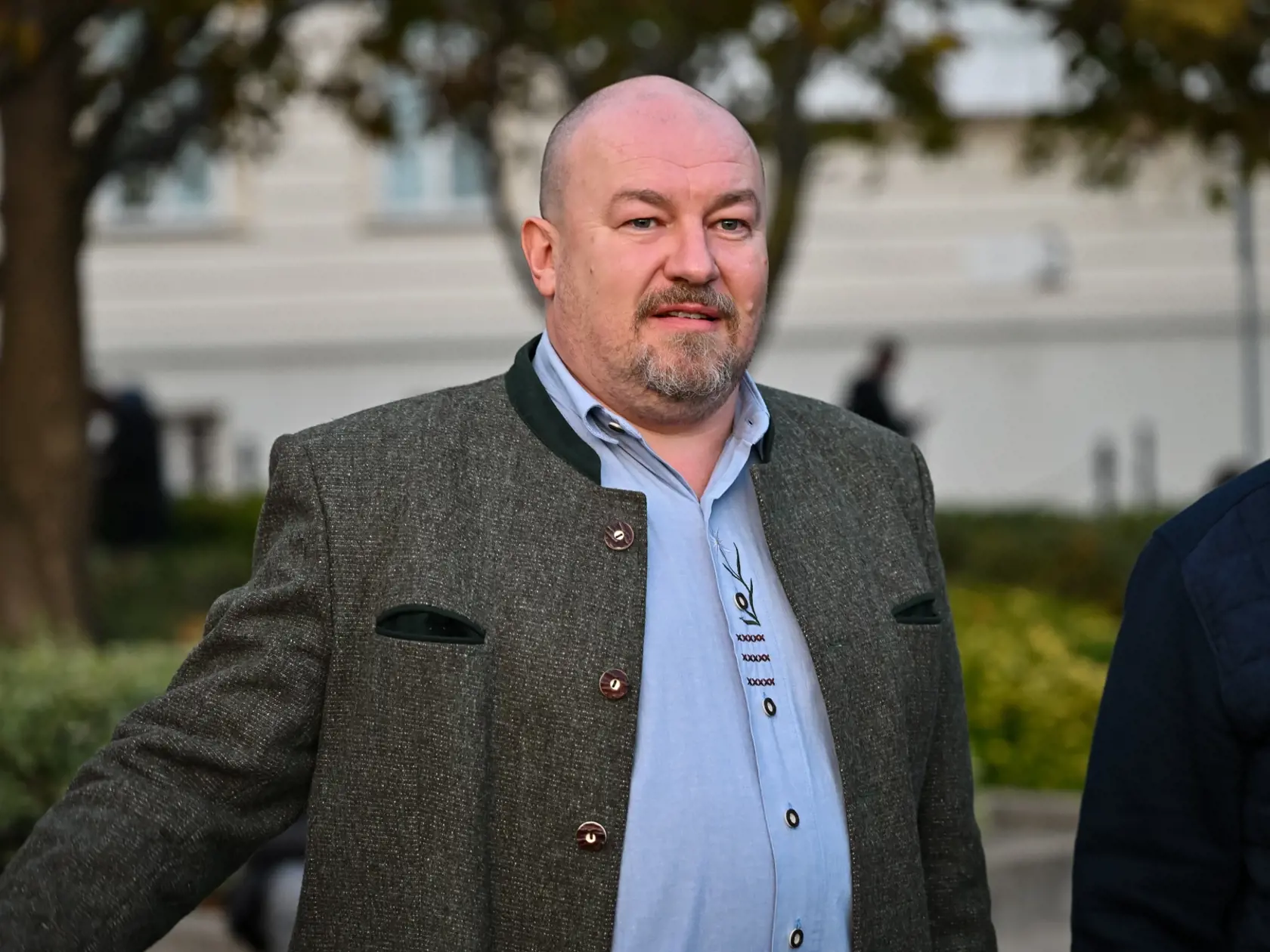 Na snímke Rudolf Huliak prichádza na verejné zhromaždenie na jeho podporu pred Prezidentským palácom na Hodžovom námestí 23. októbra 2023 v Bratislave. FOTO TASR - Pavol Zachar