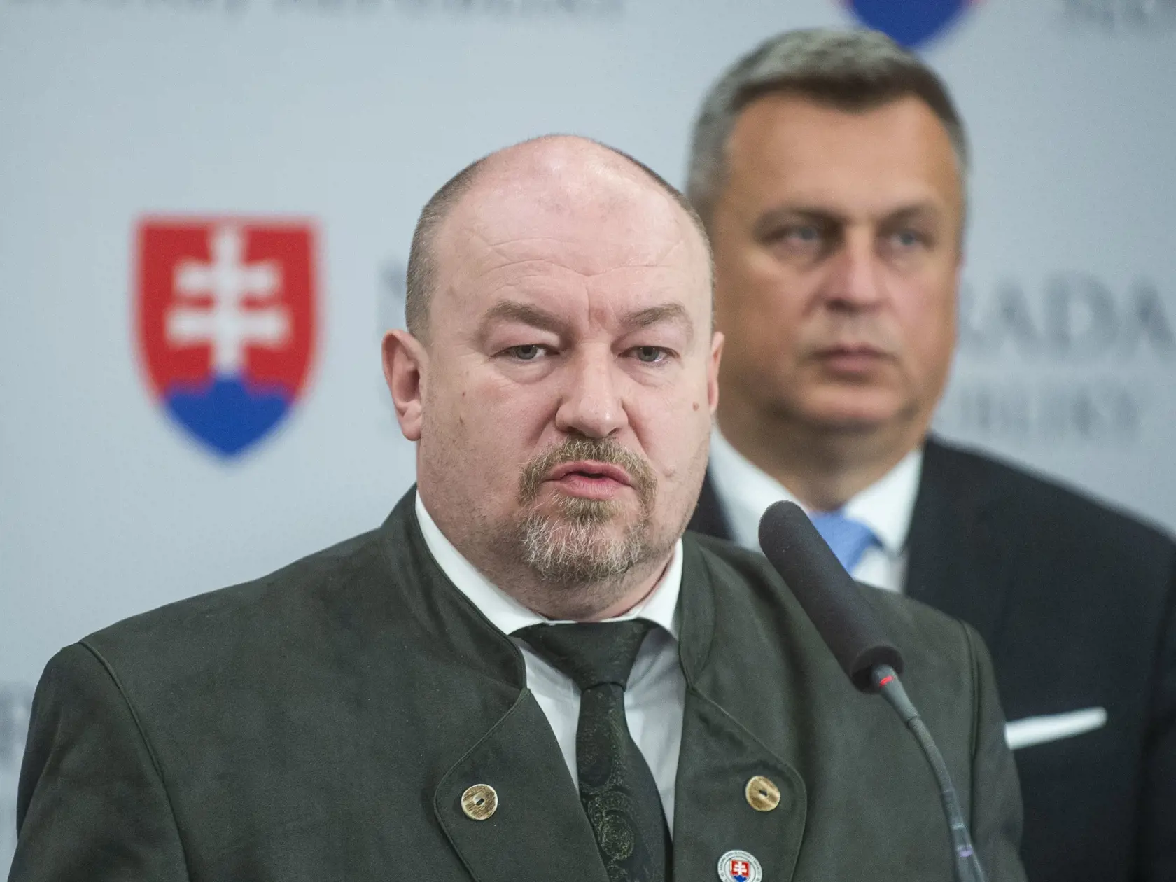 Na snímke zľava predseda výboru NR SR pre pôdohospodárstvo a životné prostredie Rudolf Huliak a podpredseda Národnej rady SR a predseda SNS Andrej Danko (obaja SNS) počas tlačovej konferencie na tému Výzva SNS na podporu ústavného zákona o medveďoch 8. apríla 2024 v Bratislave. FOTO TASR - Jakub Kotian