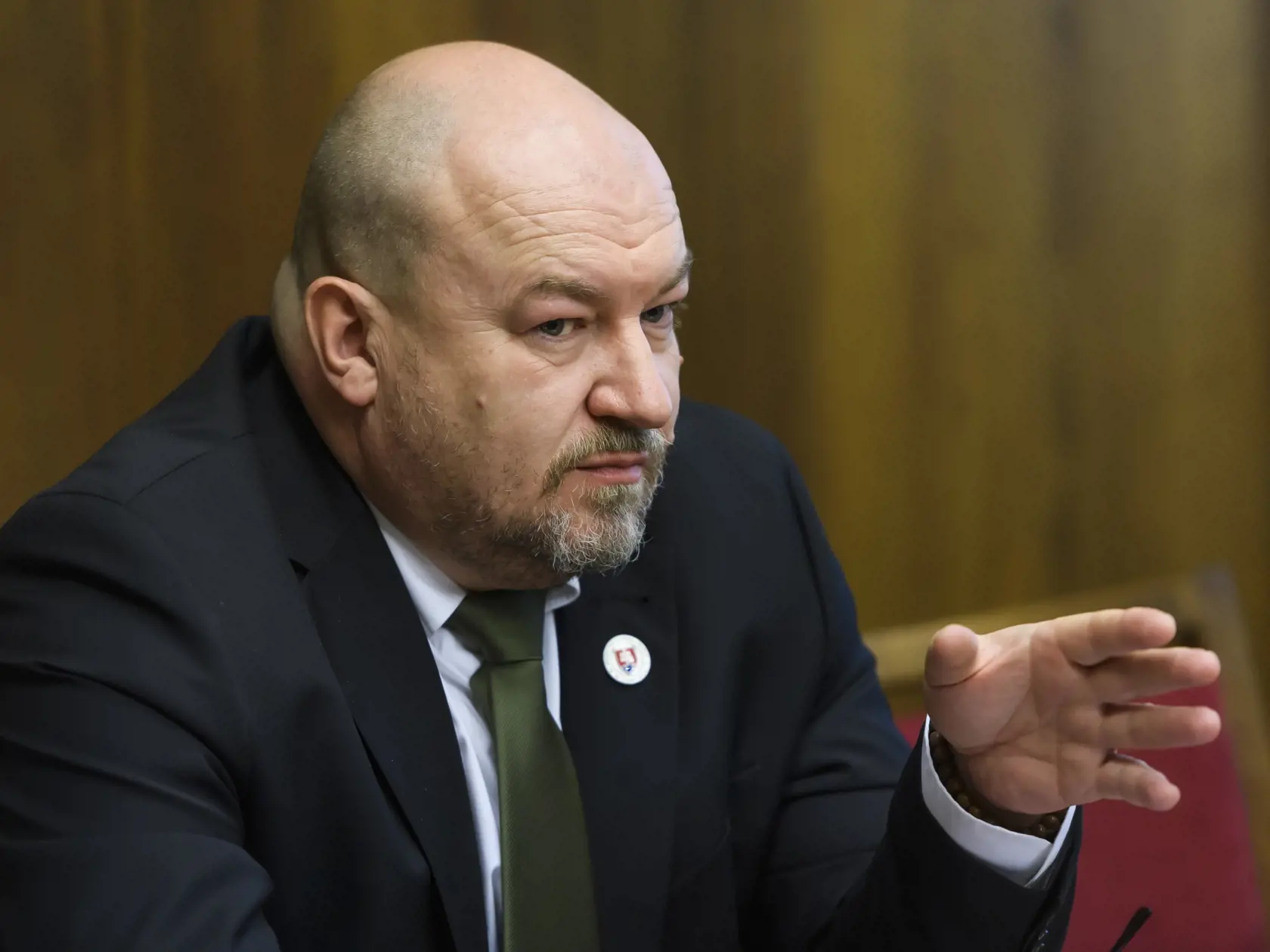 Na snímke predseda Výboru Národnej rady SR pre pôdohospodárstvo a životné prostredie Rudolf Huliak (SNS) gestikuluje na mimoriadnom parlamentnom výbore v Bratislave 16. apríla 2024. Na mimoriadnom výbore Filip Kuffa objasňoval  okolnosti svojho letu vrtuľníkom nad Národným parkom Malá Fatra, ktorý sa mal odohrať v apríli 2024. Zasadnutie výboru iniciovali opoziční poslanci. FOTO TASR - Jaroslav Novák