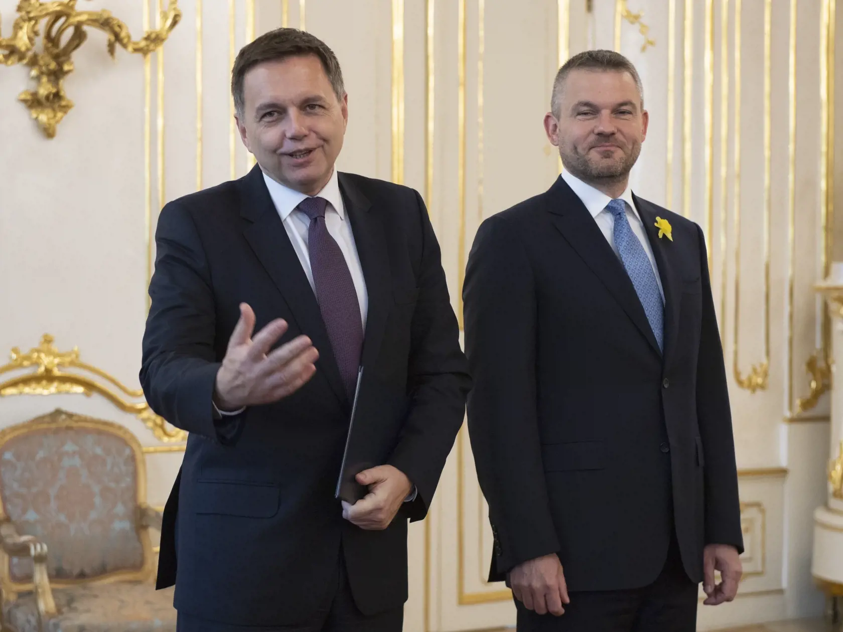 Po Kažimírovi preberie funkciu dočasne premiér Peter Pellegrini, toho neskôr nahradí Ladislav Kamenický.