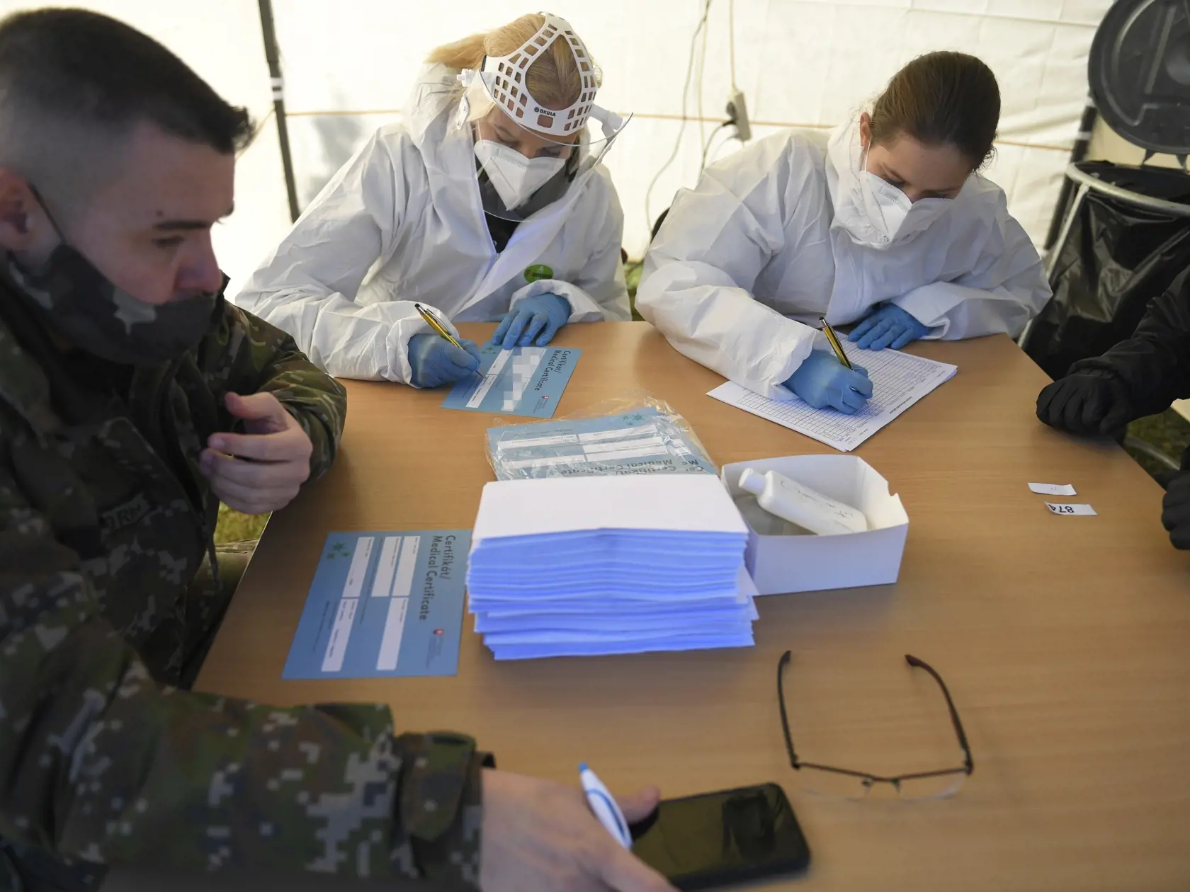 Celoplošné testovanie na ochorenie COVID-19 na Slovensku. Testovanie sa konalo od soboty do 31. októbra do nedele 1. novembra. Na snímke pracovisko s certifikátmi počas testovania v obci Baška v okrese Košice - okolie, 1. novembra 2020. FOTO TASR – František Iván