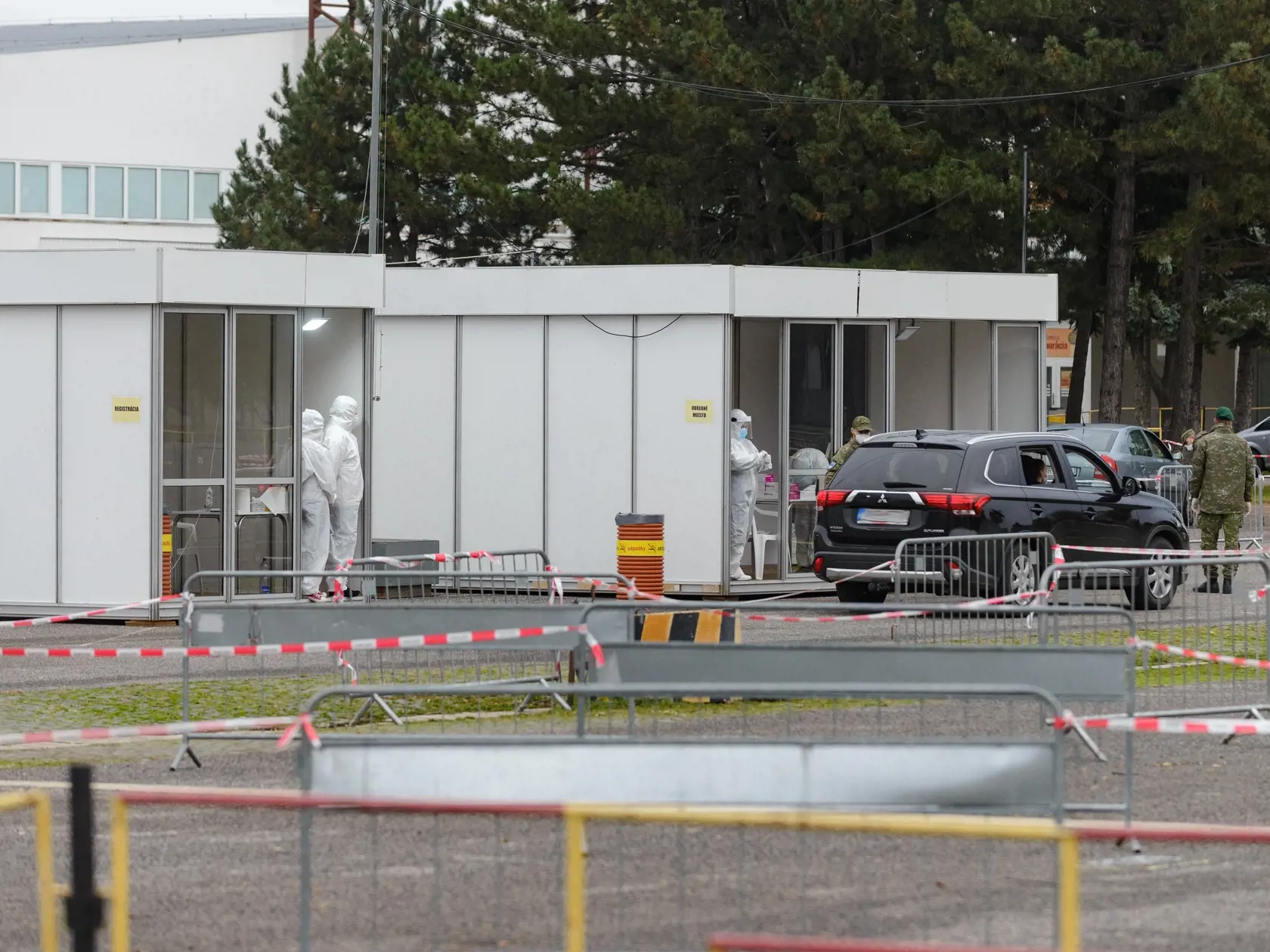 Celoplošné testovanie na ochorenie COVID-19 na Slovensku. Na snímke odberné miesto drive-in na výstavisku Agrokomplex v Nitre 1. novembra 2020. FOTO TASR - Henrich Mišovič
