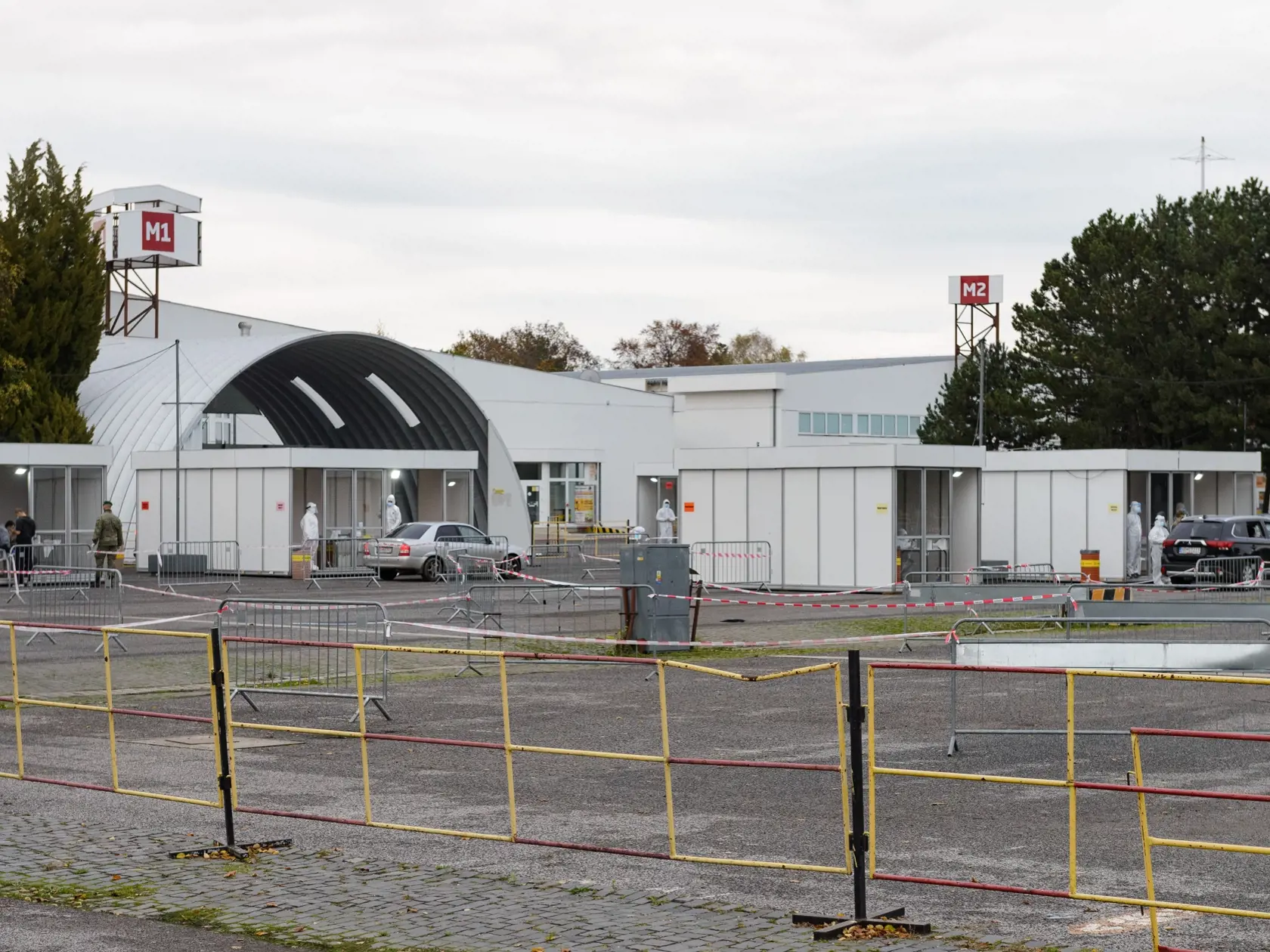 Celoplošné testovanie na ochorenie COVID-19 na Slovensku.  Na snímke odberné miesto drive-in na výstavisku Agrokomplex v Nitre 1. novembra 2020. FOTO TASR - Henrich Mišovič